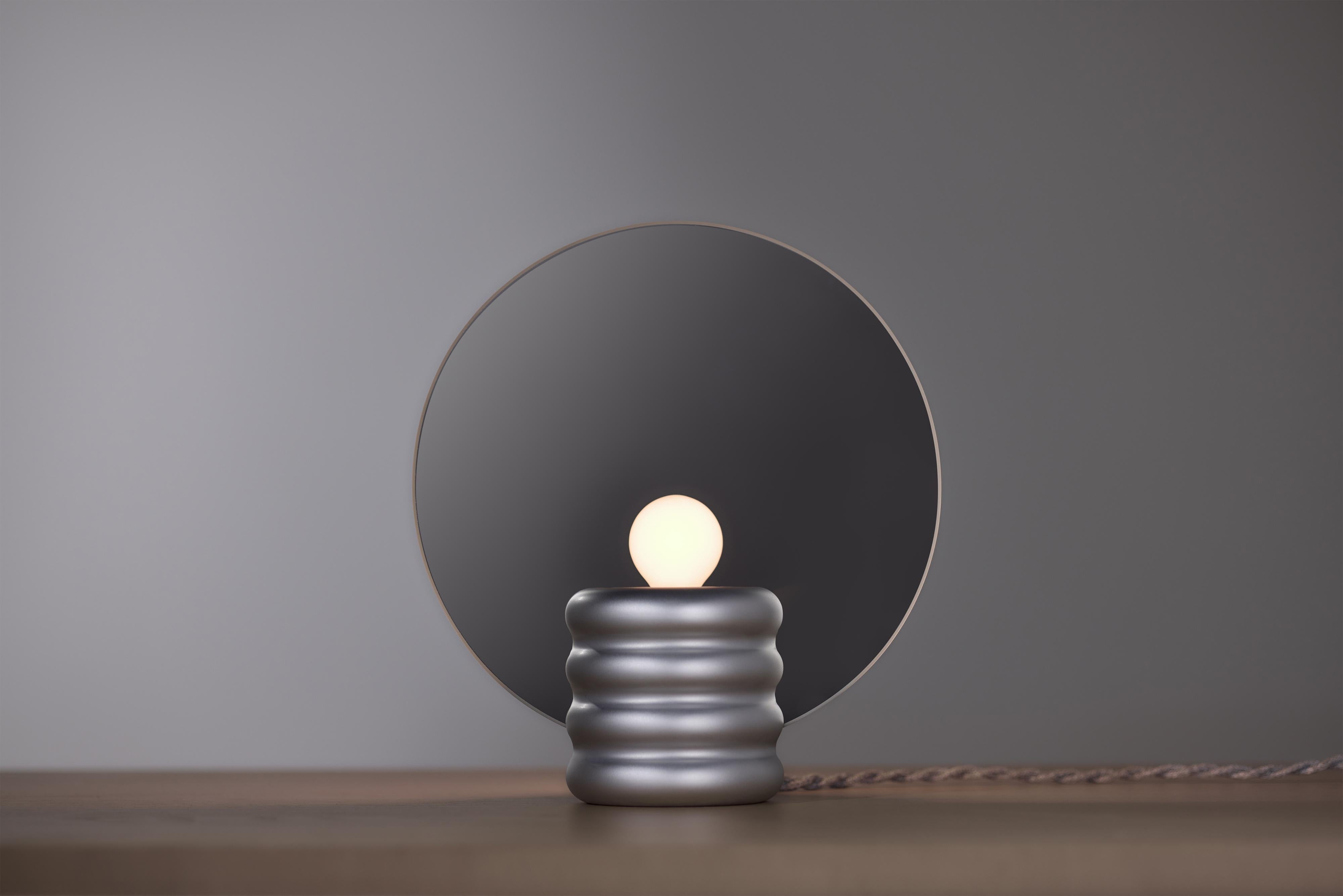 Spegla Mirror Lamp – Where Light Meets Reflection
A mirror and a lamp in one – an illusion of light and transparency that transforms any space.

💡 The Magic of Light & Reflection
With the Spegla Mirror Lamp, you control what’s visible behind the