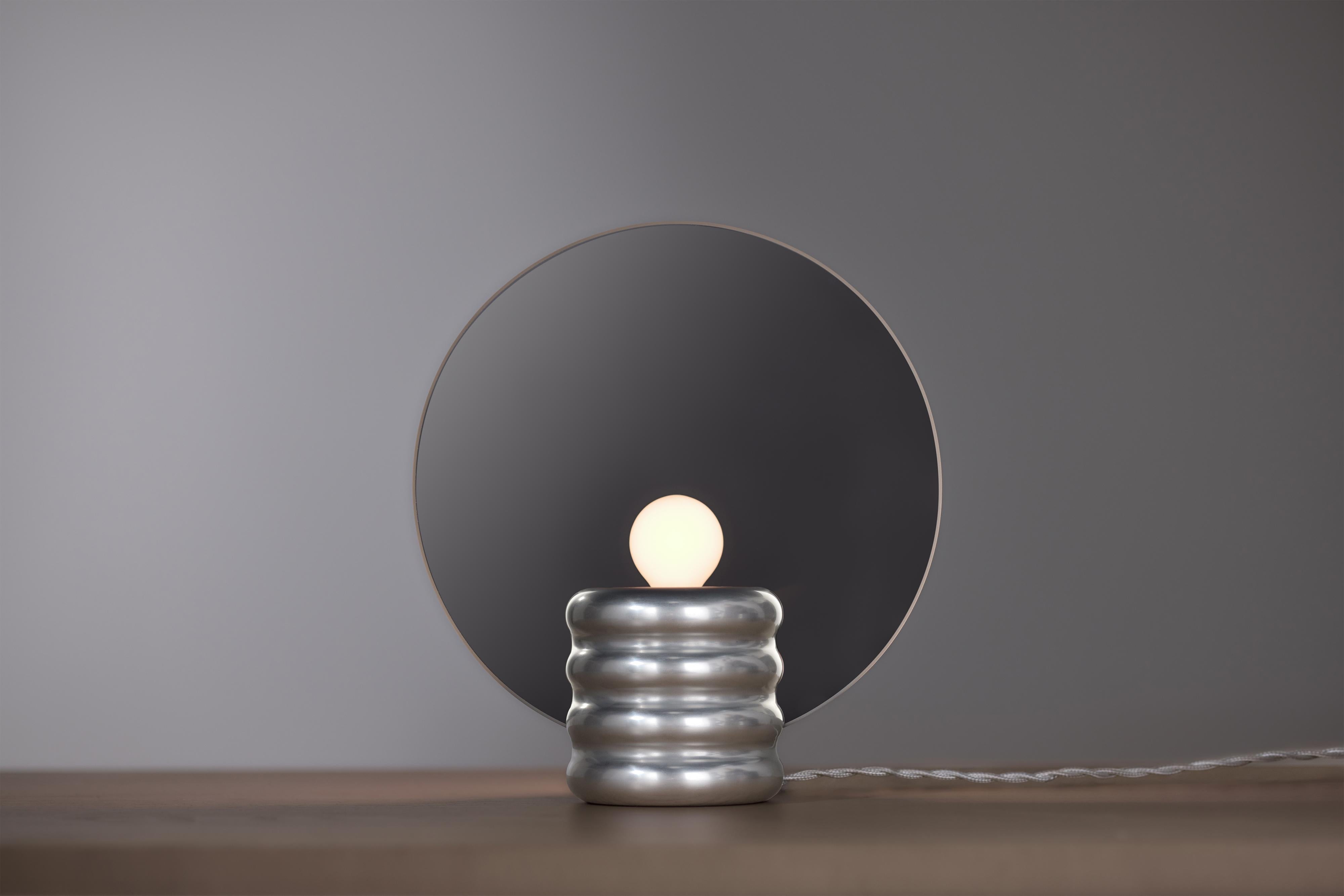 Lampada Spegla Mirror - Dove la luce incontra il riflesso
Uno specchio e una lampada in uno: un'illusione di luce e trasparenza che trasforma qualsiasi spazio.

💡 La magia della luce e del riflesso
Con la lampada a specchio Spegla puoi controllare