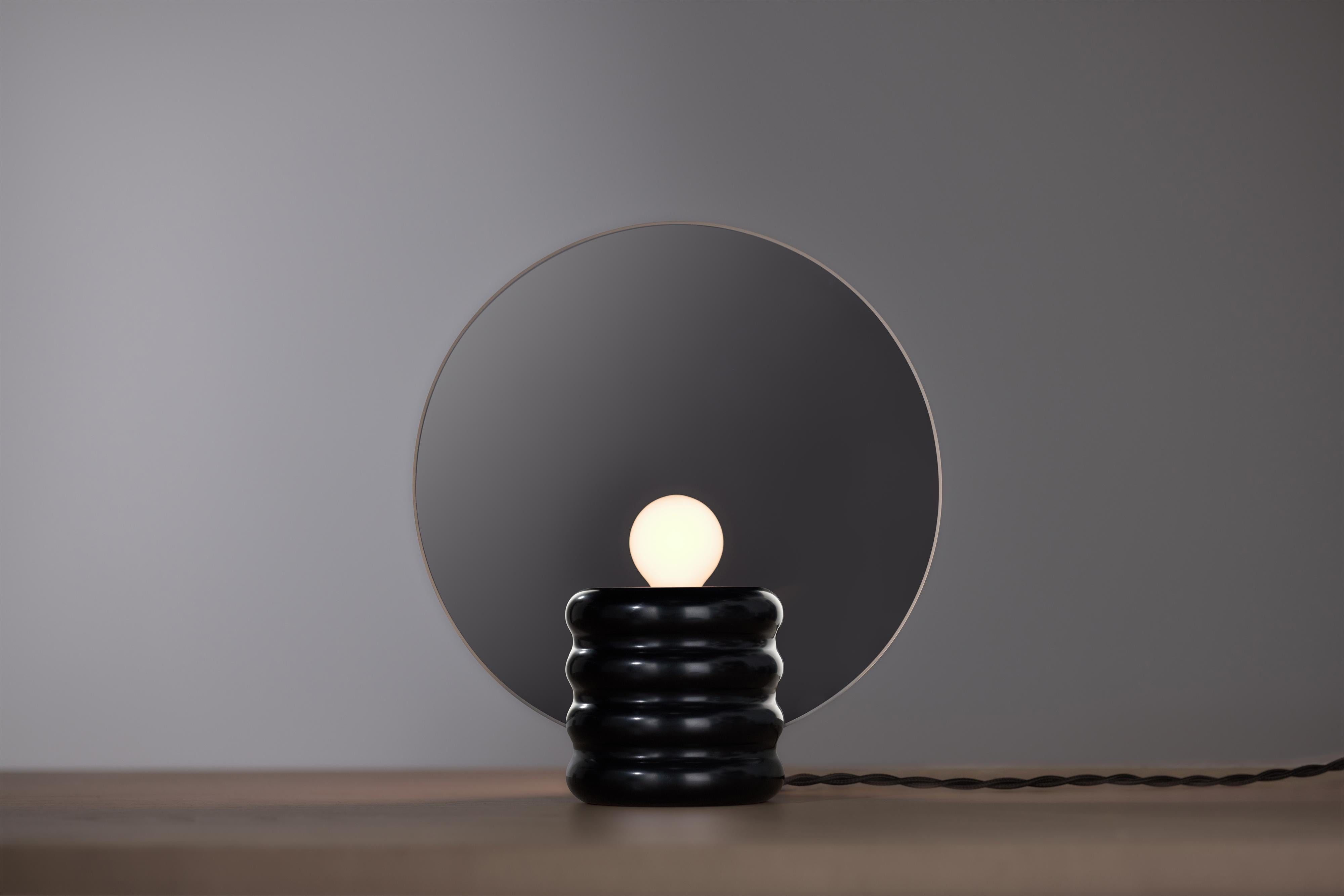 Lampada Spegla Mirror - Dove la luce incontra il riflesso
Uno specchio e una lampada in uno: un'illusione di luce e trasparenza che trasforma qualsiasi spazio.

💡 La magia della luce e del riflesso
Con la lampada a specchio Spegla puoi controllare