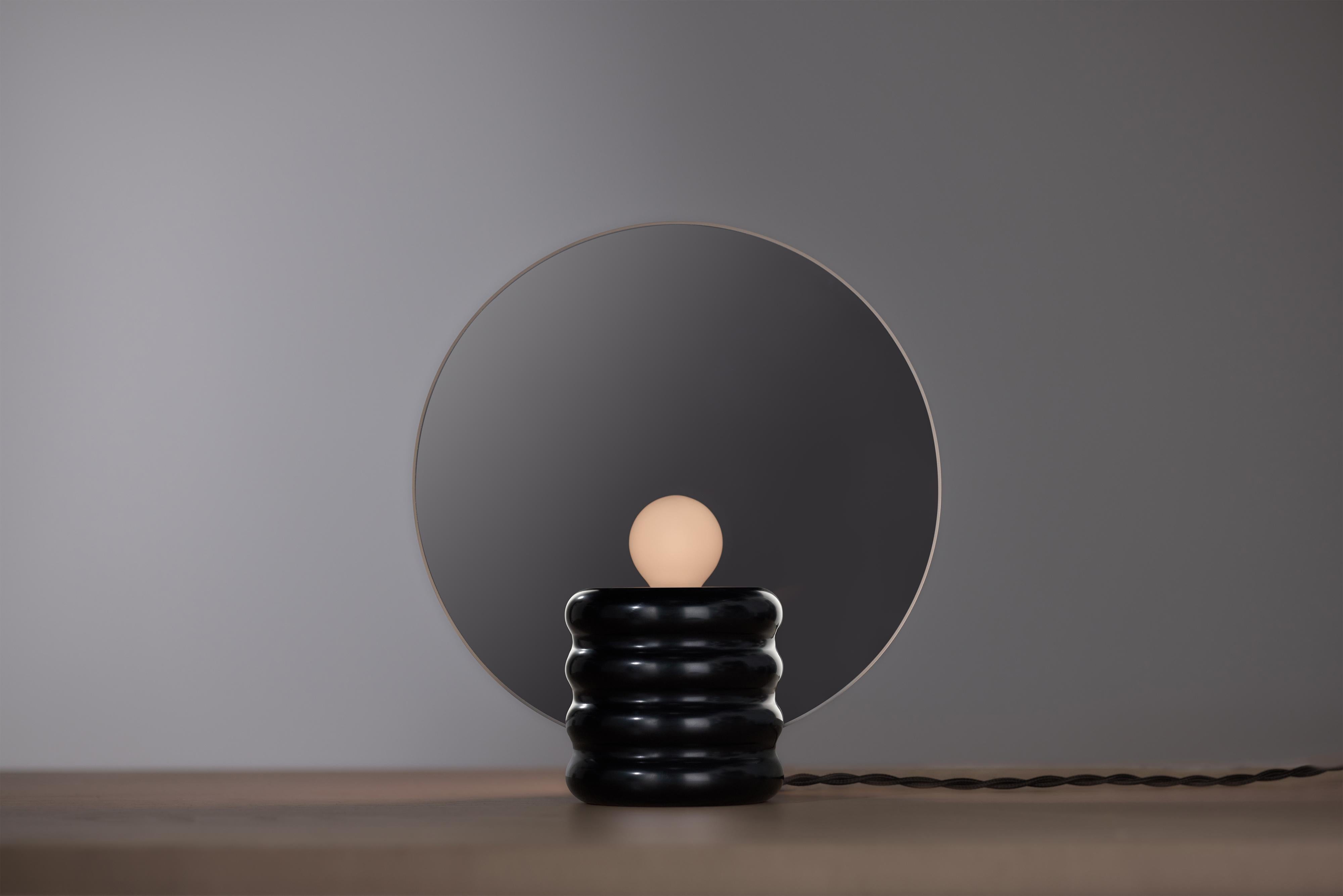 Moderno Lampada a specchio Spegla - Lampada in alluminio nero lucido e vetro a specchio a mezza trasparenza in vendita