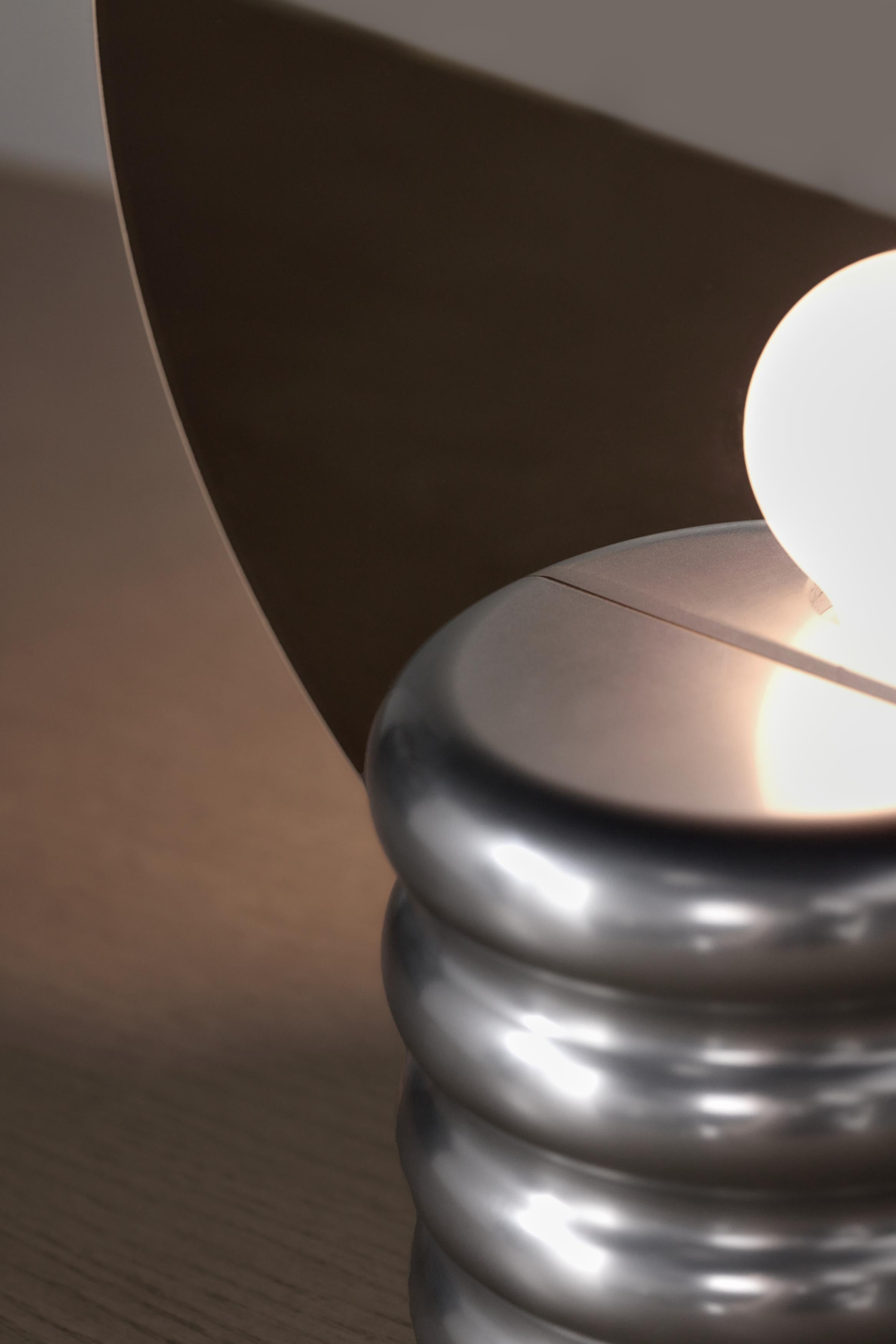 Cianfrinato Lampada Spegla Mirror - Lampada in alluminio lucido e vetro a specchio semitrasparente in vendita