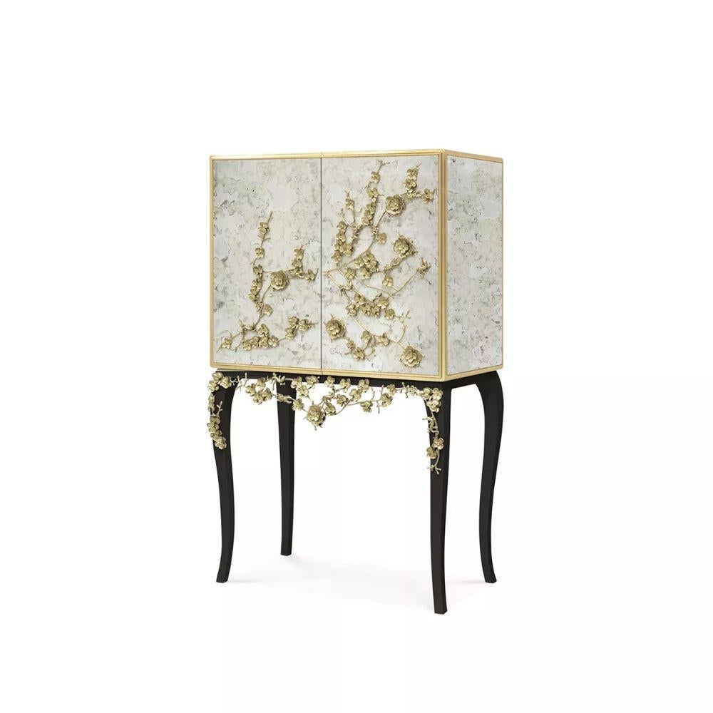 C'è un senso di rivelazione e occultamento quando Koket prende un bellissimo mobile bar e lo adorna con uno specchio invecchiato, rivelando un accenno ipnotico di ciò che si nasconde sotto. L'interno elegante è perfettamente progettato per contenere