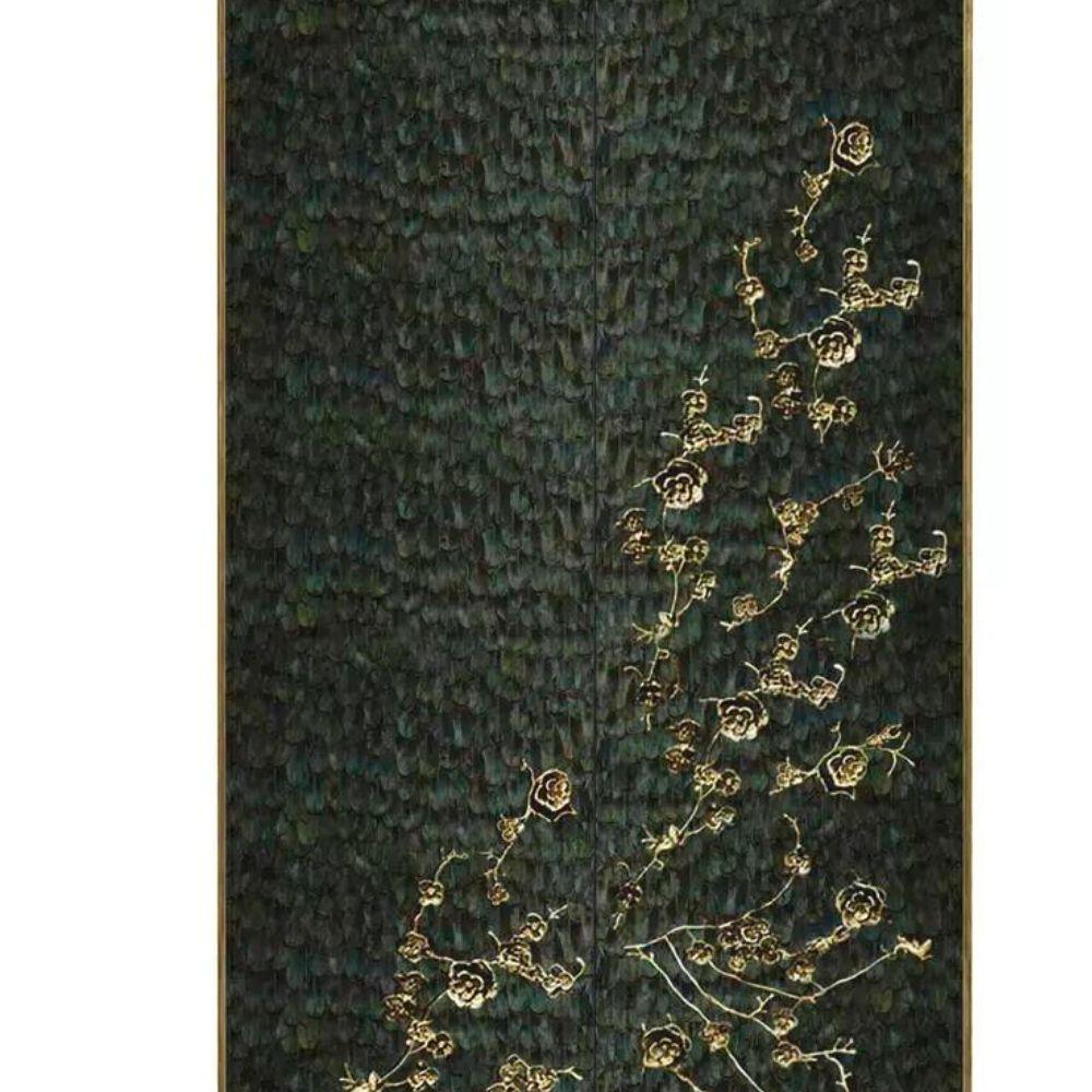 Il y a un sens de la révélation et de la dissimulation lorsque Koket prend une belle armoire en laque brillante et l'orne d'une dentelle organique en métal, révélant un indice hypnotique de ce qui se trouve en dessous. L'intérieur étonnant s'ouvre