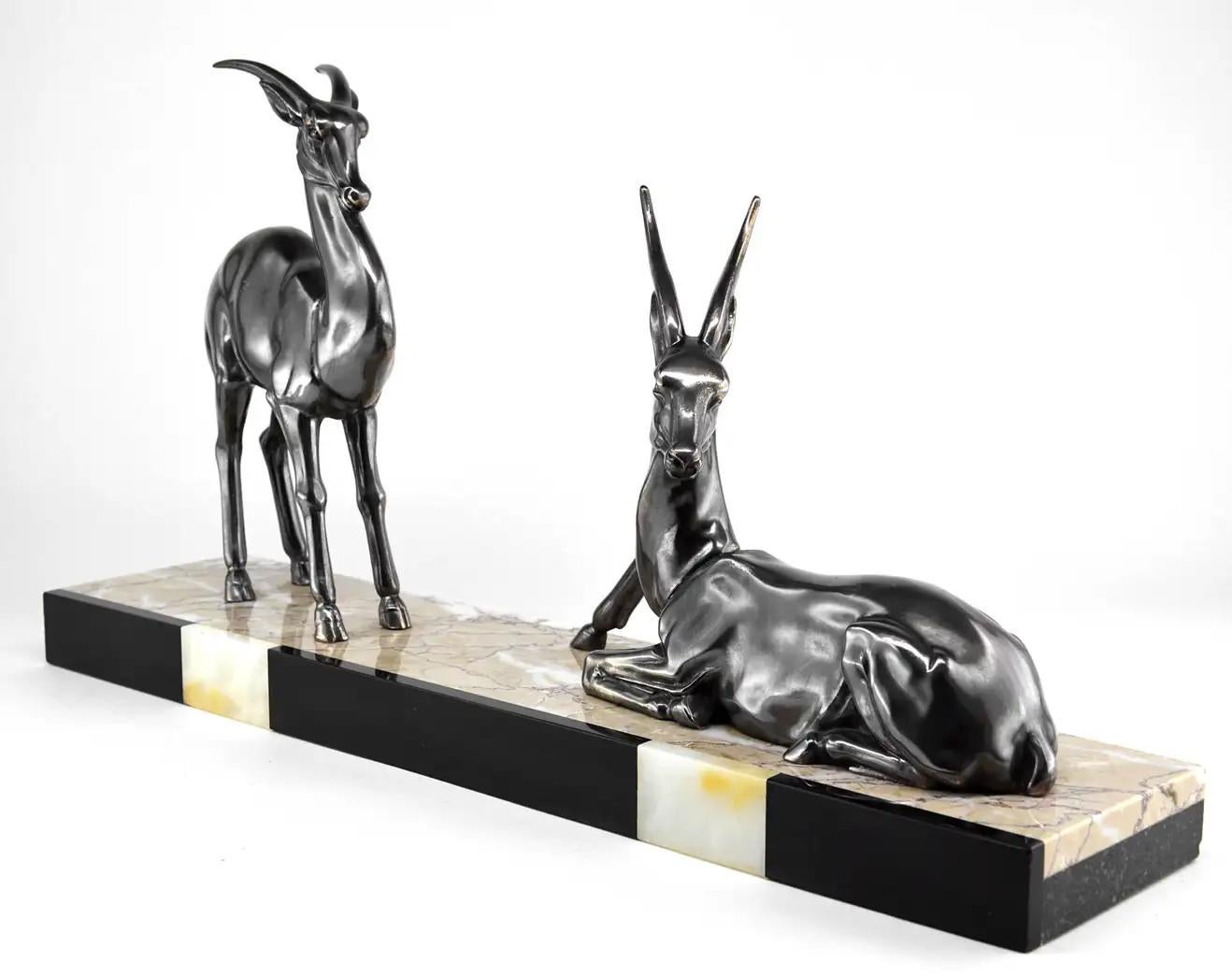 Français Sculpture d'antilope en étain, française, Art déco, années 1930 en vente