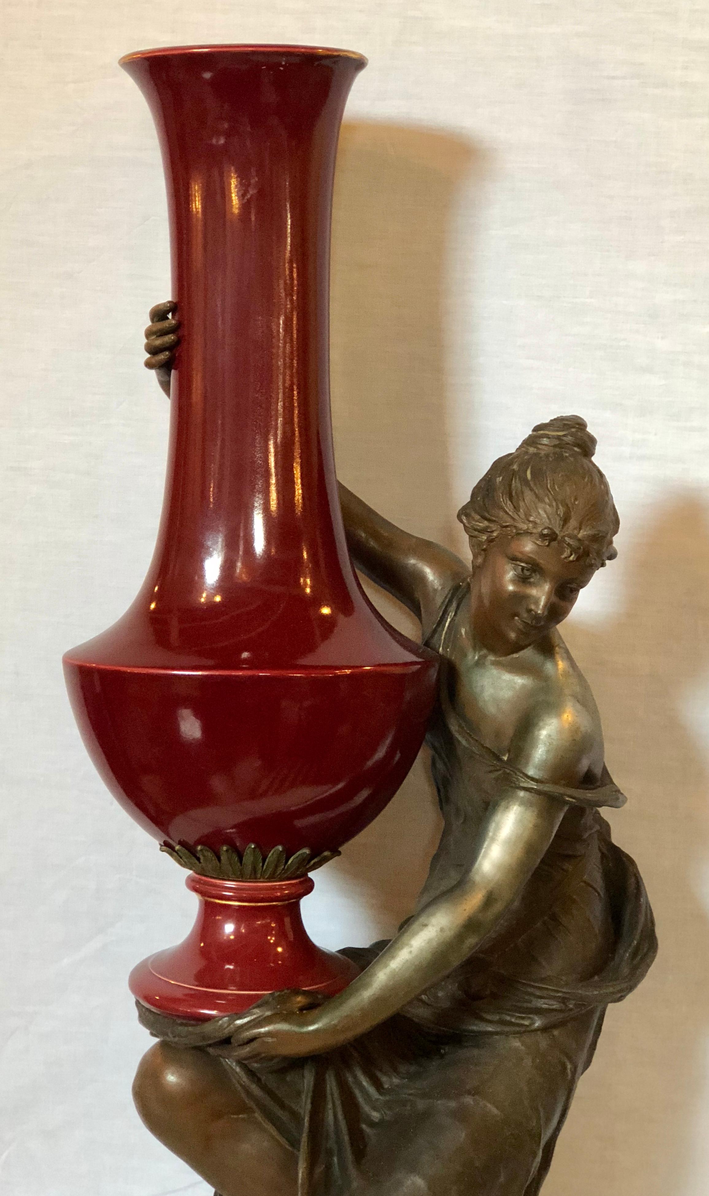 Spelterfigur eines Wasserbären auf einem Sockel / Marmor mit rot glasierter Vase (Neoklassisch) im Angebot