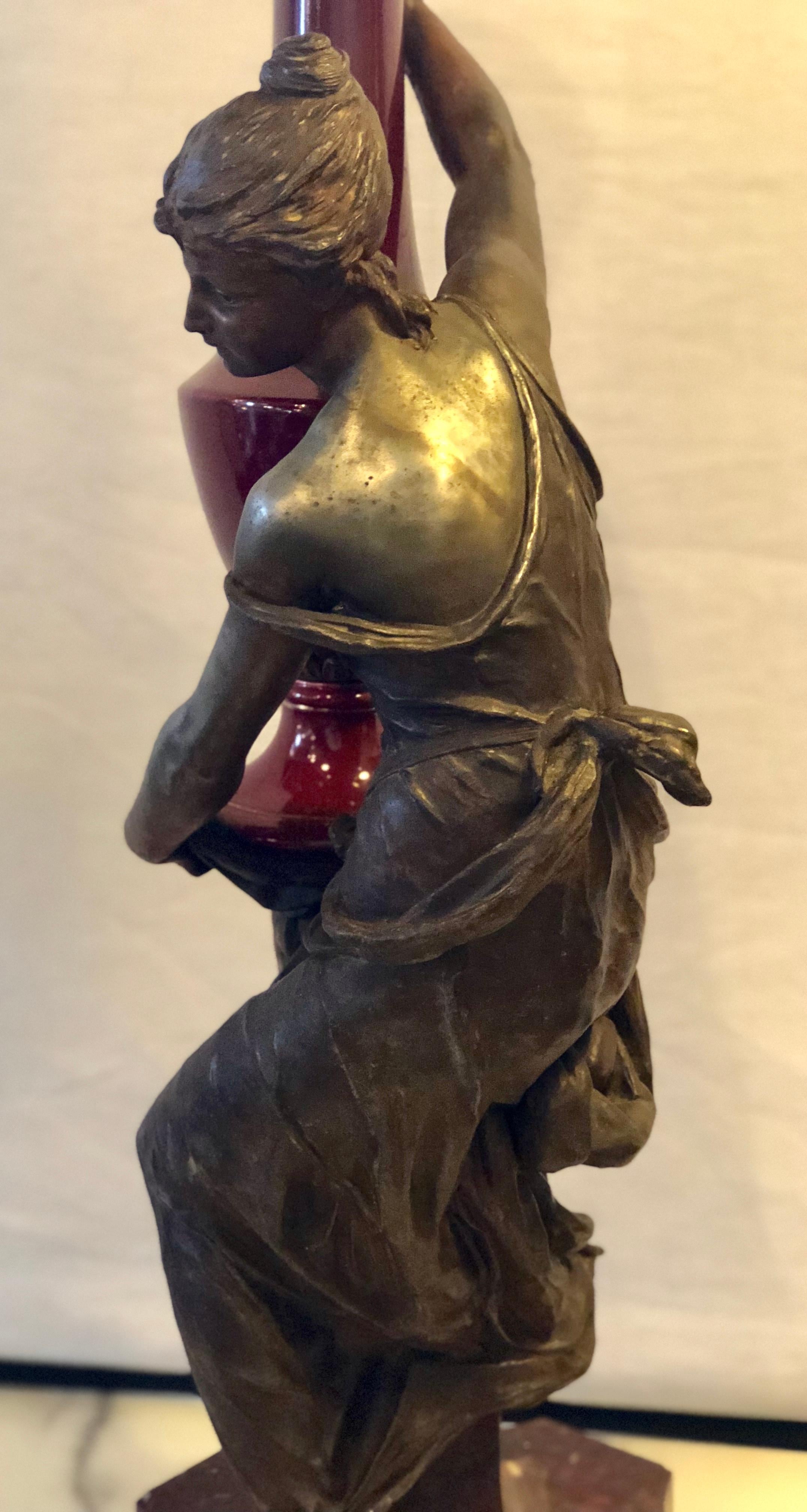 Figure d'un ours d'eau sur un piédestal/vase en marbre émaillé rouge en vente 1