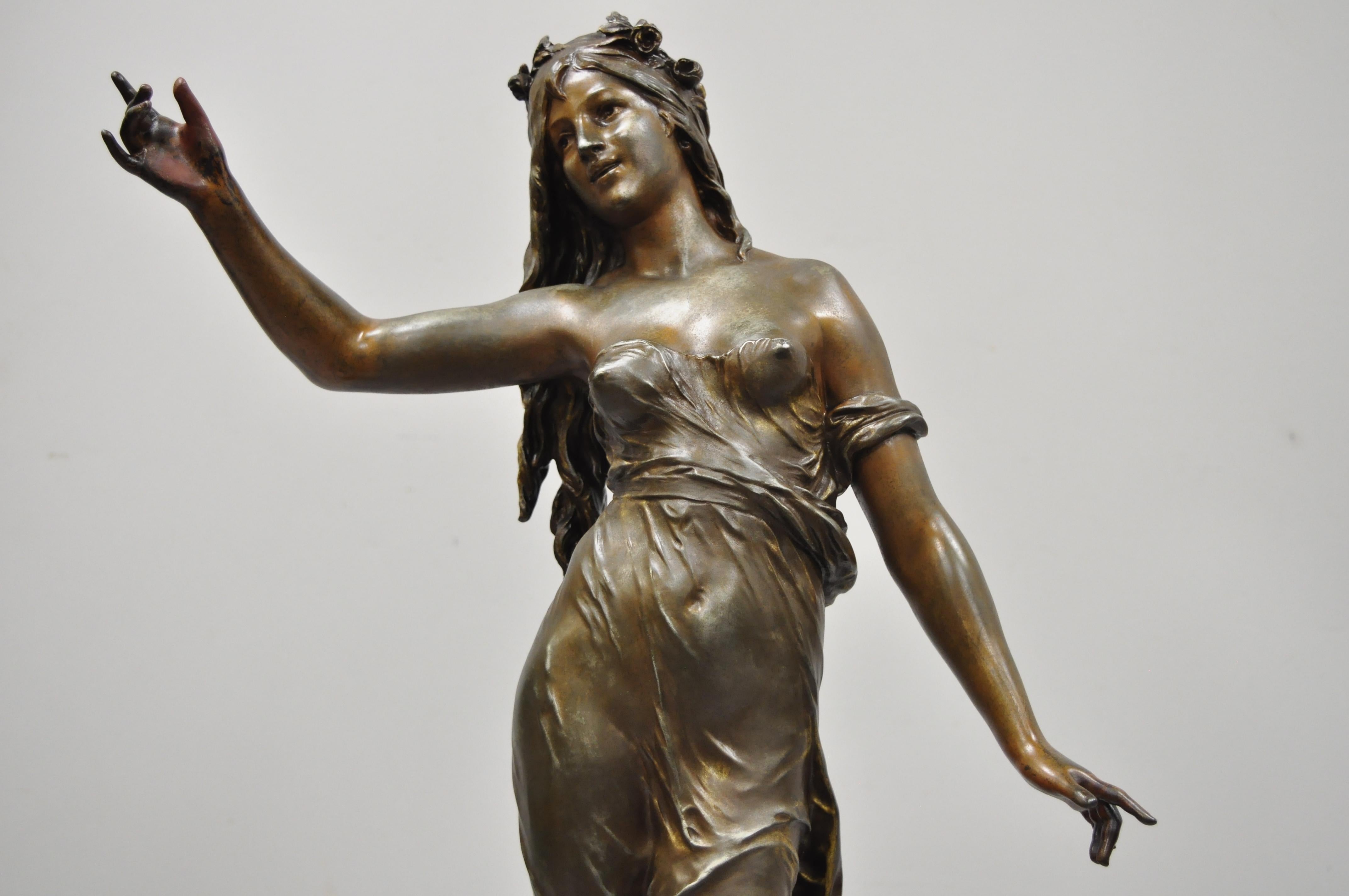 Sculpture française Art Nouveau de femme vierge en métal blanc:: signée Auguste Moreau. Figurine en métal coulé:: socle rond en marbre:: marquée Paris:: signée 