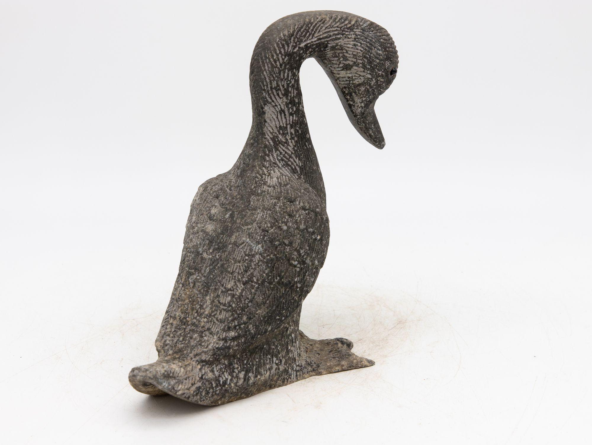Questa anatra inglese in zinco spelterato dei primi del Novecento è un ornamento da giardino molto dettagliato. La lavorazione artigianale mostra intricati dettagli di piume, evidenziati dai realistici occhi di vetro e dai piedi palmati. Con il
