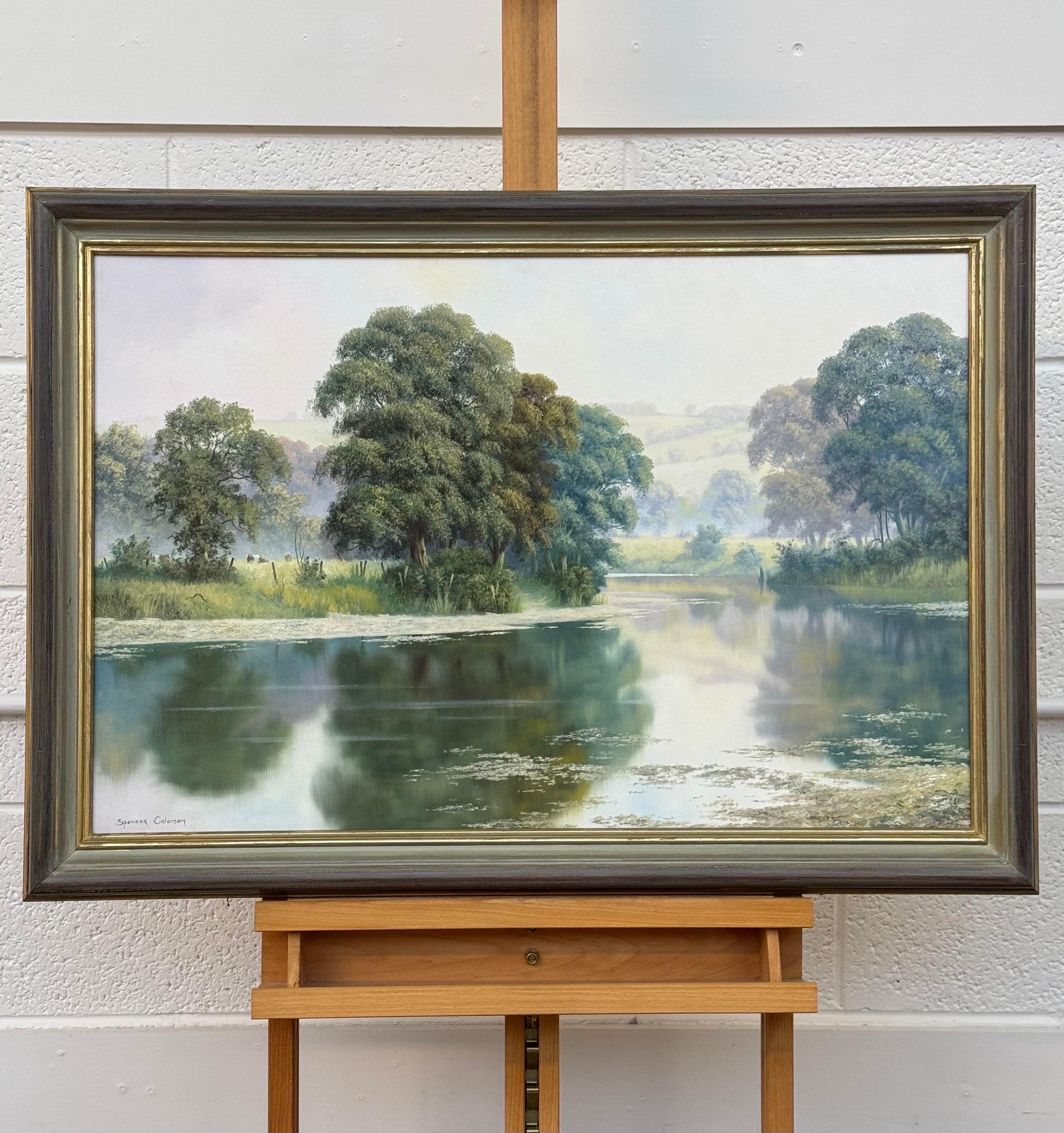 Apacible ribera brumosa en la campiña inglesa con vacas y reflejos de árboles - Painting Realista de Spencer Coleman