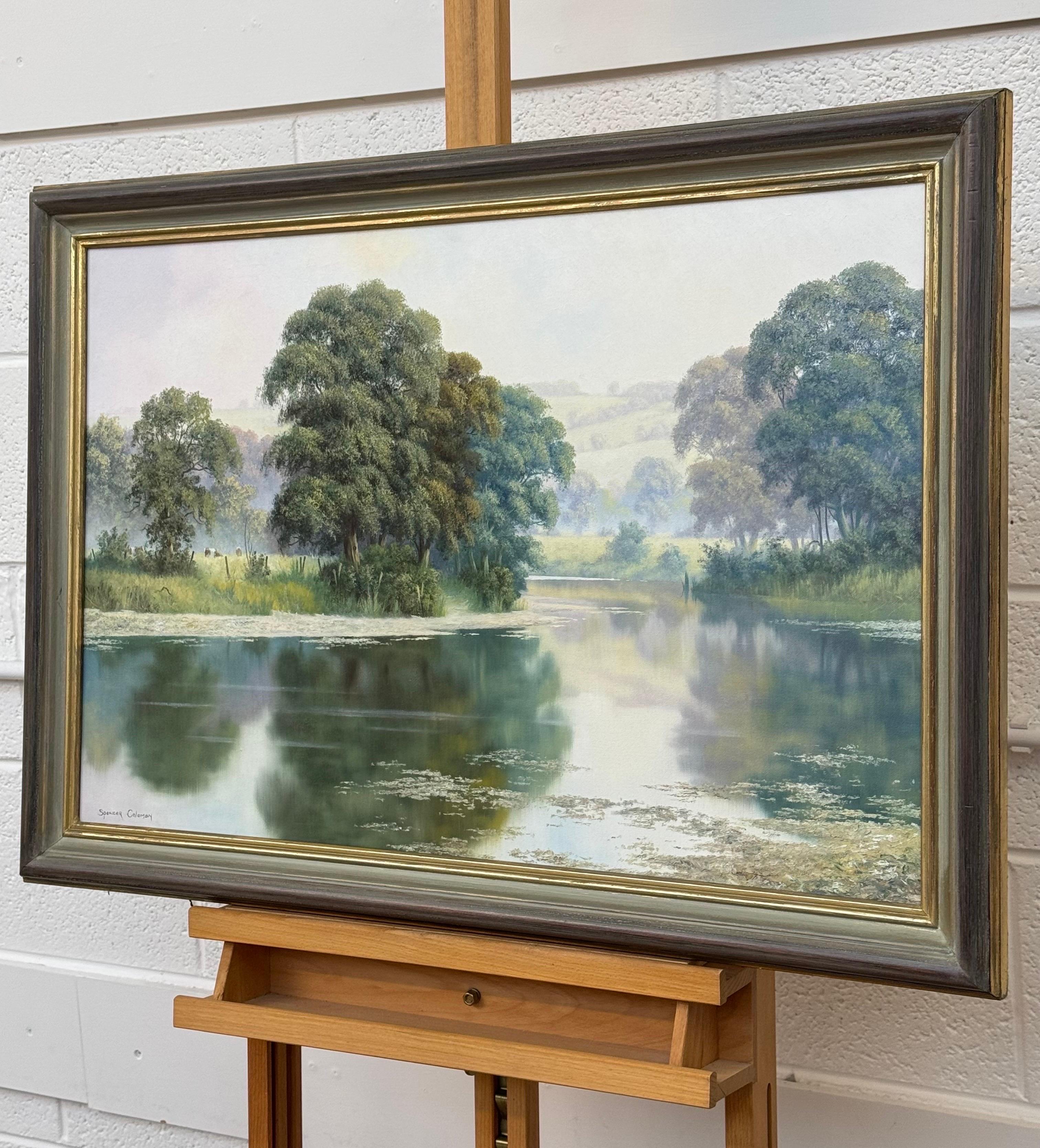 Apacible ribera brumosa en la campiña inglesa con vacas y reflejos de árboles - Animal Painting Gris de Spencer Coleman