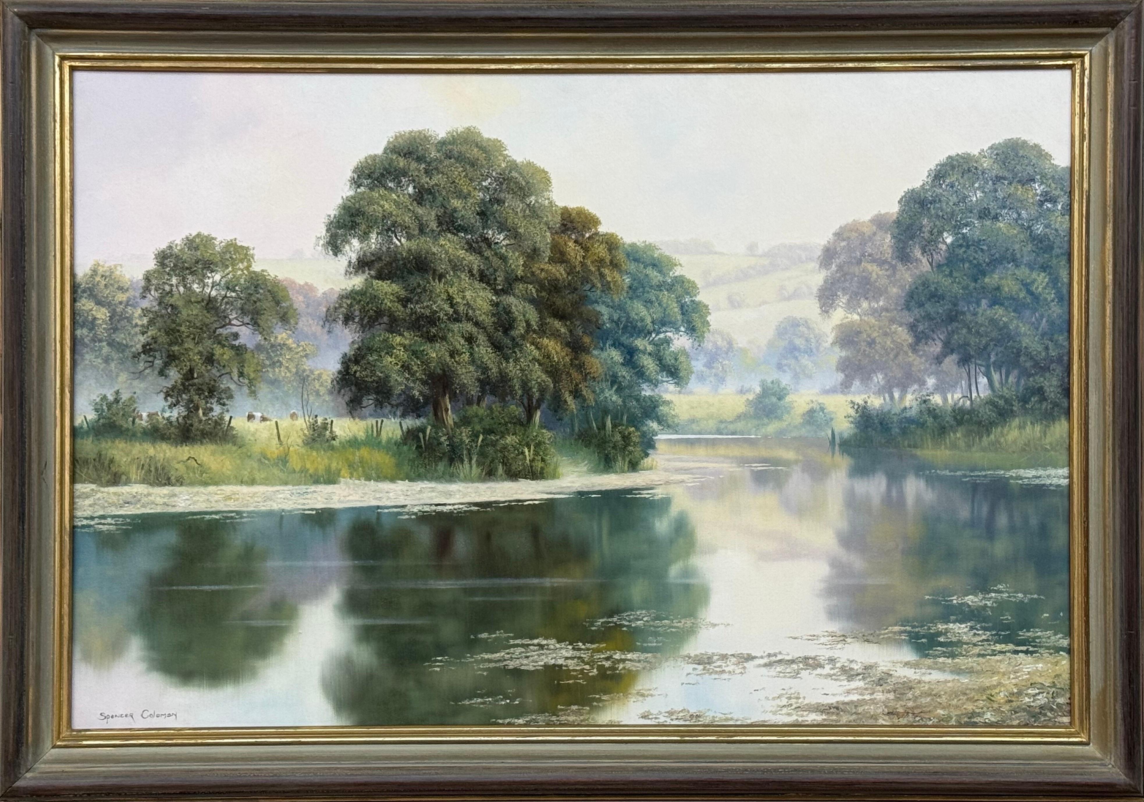 Un tranquillo fiume nebbioso nella campagna inglese con mucche e riflessi di alberi