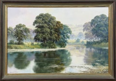 Un tranquillo fiume nebbioso nella campagna inglese con mucche e riflessi di alberi