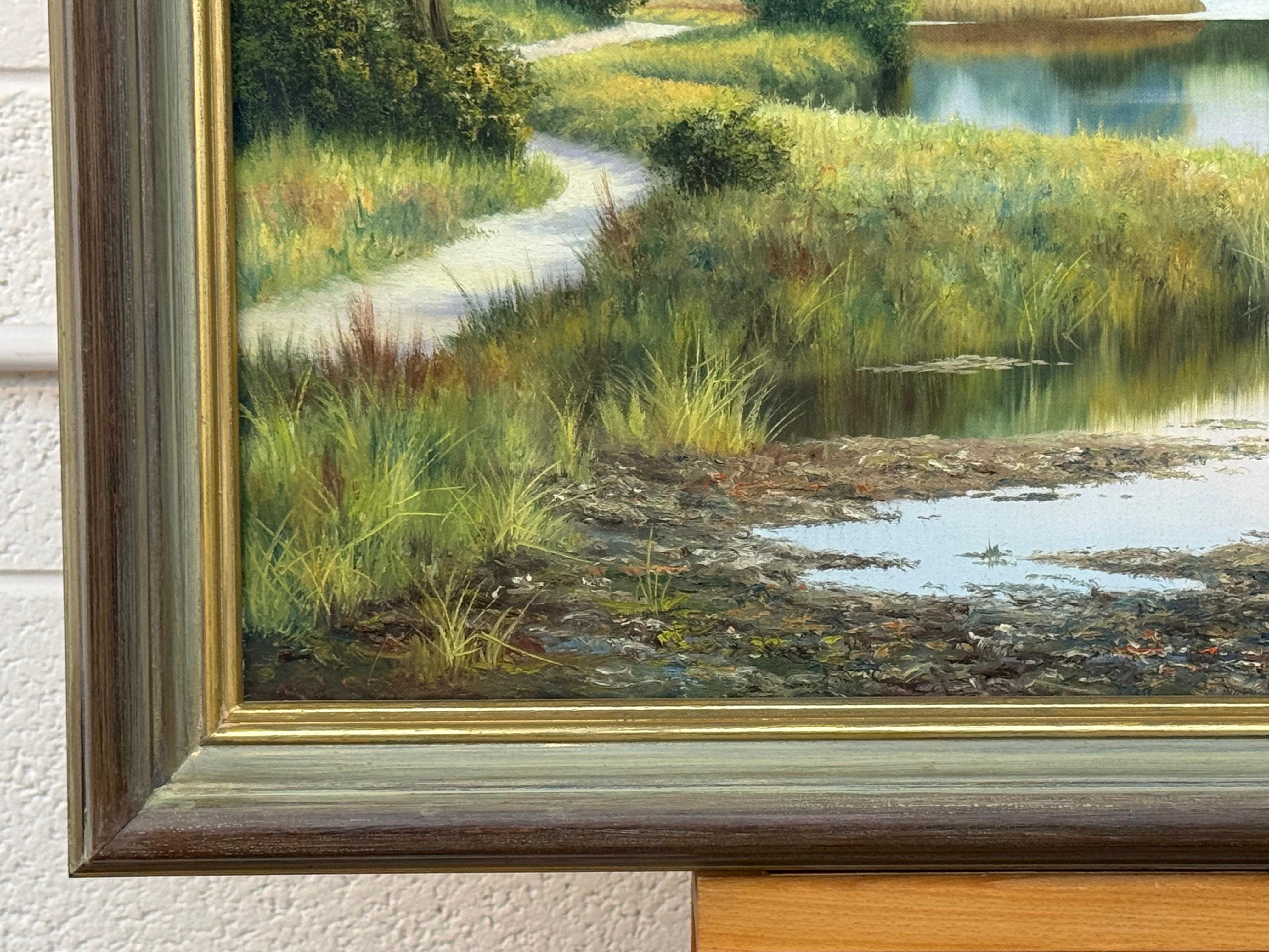 Serena Escena Fluvial con Cabaña y Vacas en los Campos de la Campiña Inglesa por Artista Británico del Siglo XX. Original vintage único, óleo sobre lienzo, firmado. 

Medidas: 30 x 20 pulgadas 
El marco mide 35 x 25 pulgadas 

Este impresionante