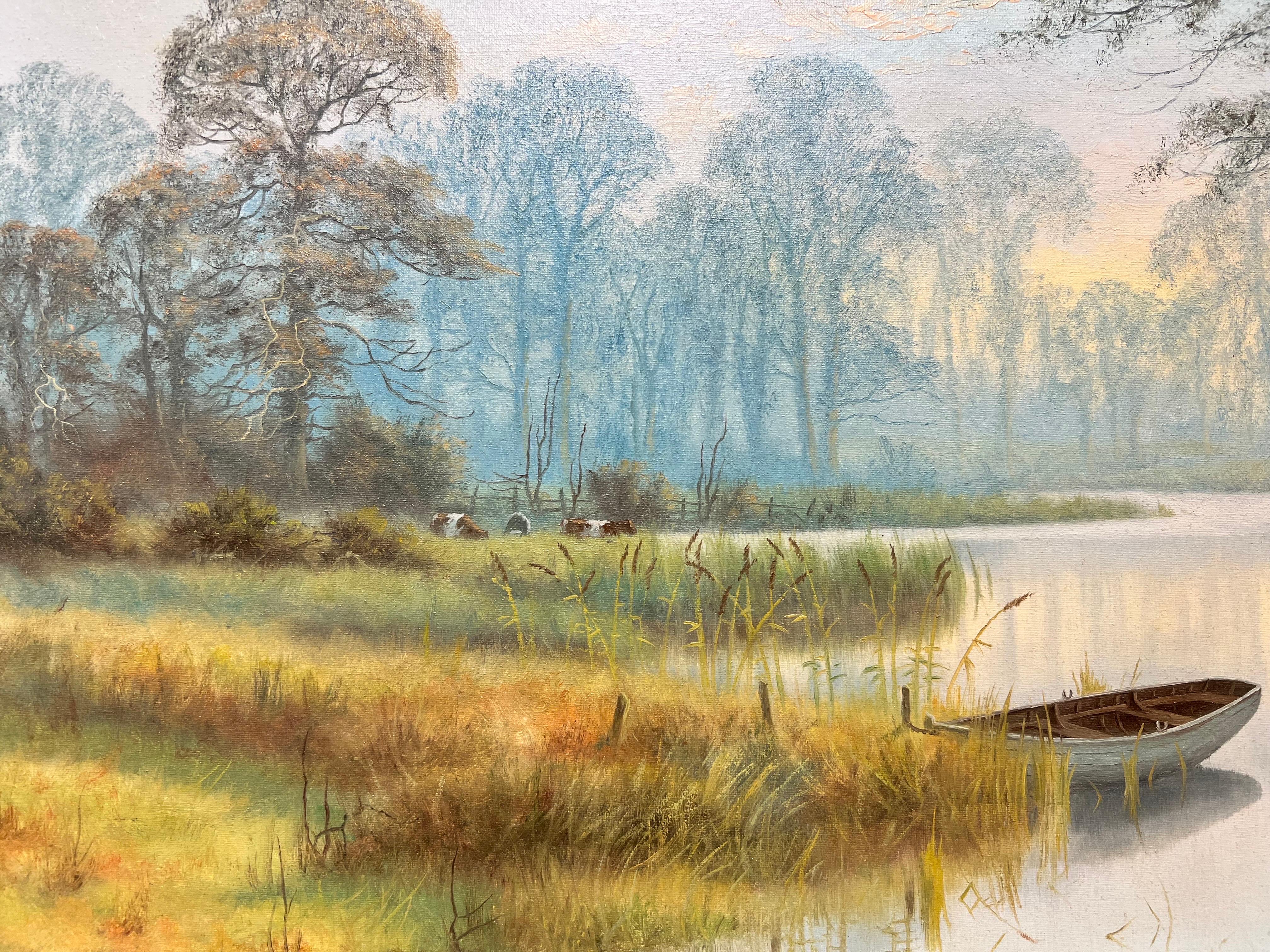 Alba su un paesaggio fluviale tranquillo con bestiame al pascolo nei prati Olio inglese - Painting di Spencer Coleman