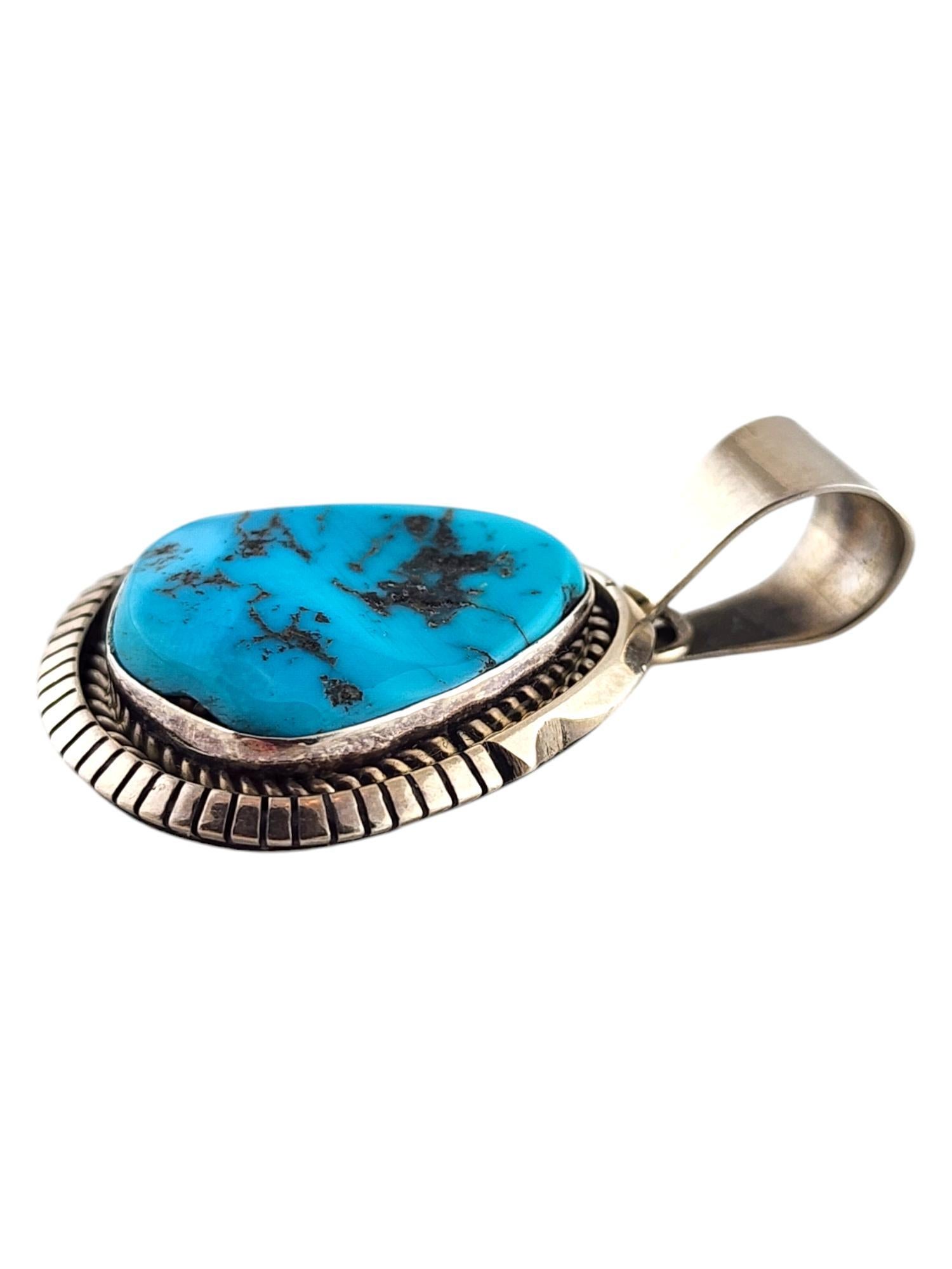 Ciondolo in argento sterling con turchese Spencer dei nativi americani

Questo bellissimo ciondolo Spencer dei nativi americani presenta uno splendido turchese incastonato nell'argento sterling!

Dimensioni: 51,2 mm X 29,45 mm X 8,9 mm

Peso: 16,95