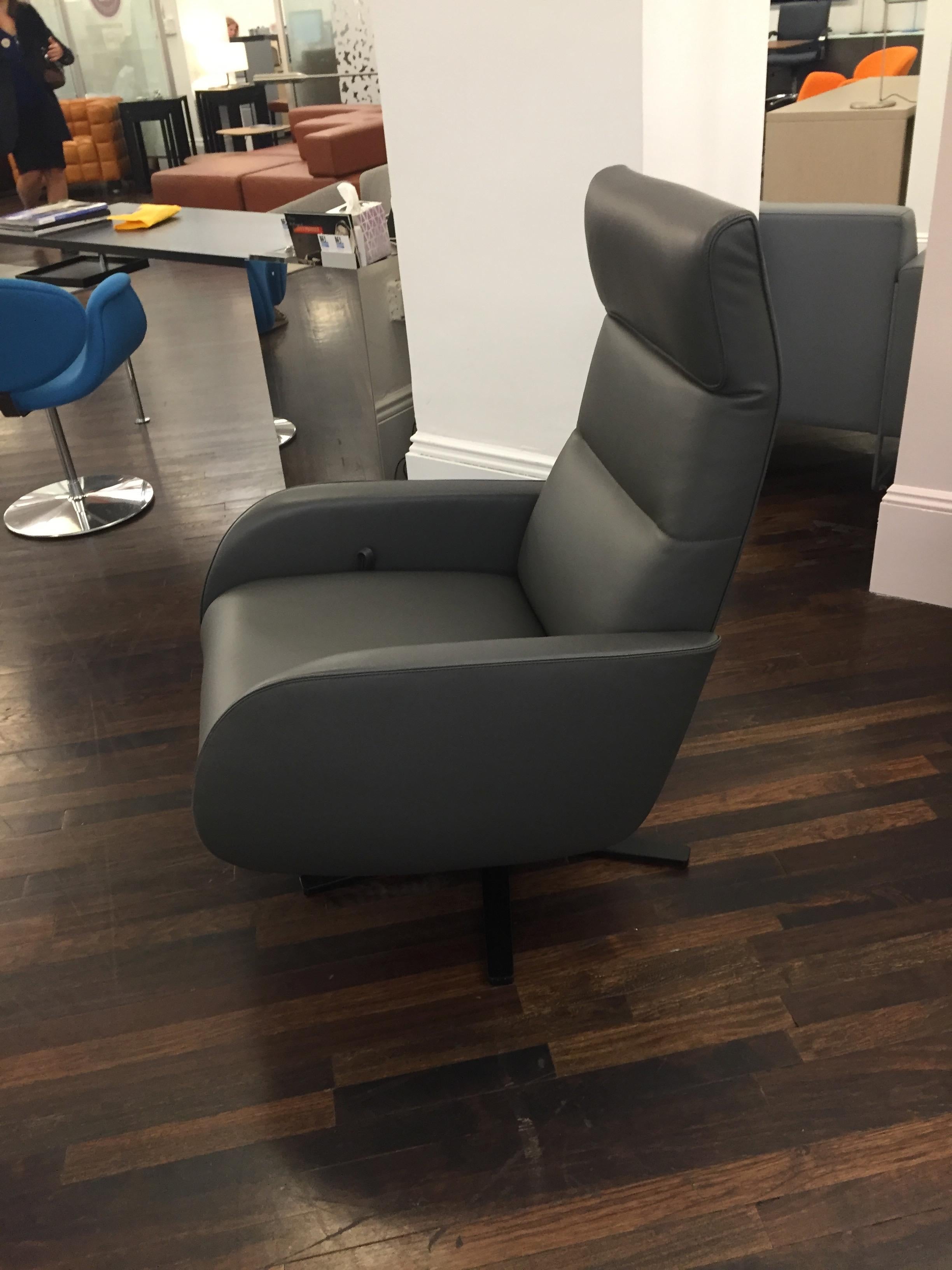 The clear form and reduced lines of the Spencer recliner is the perfect fusion of an appealing design and sophisticated functional demands. While the reclining angle changes, the body and armrests maintain an elegantly flowing whole. The footrest