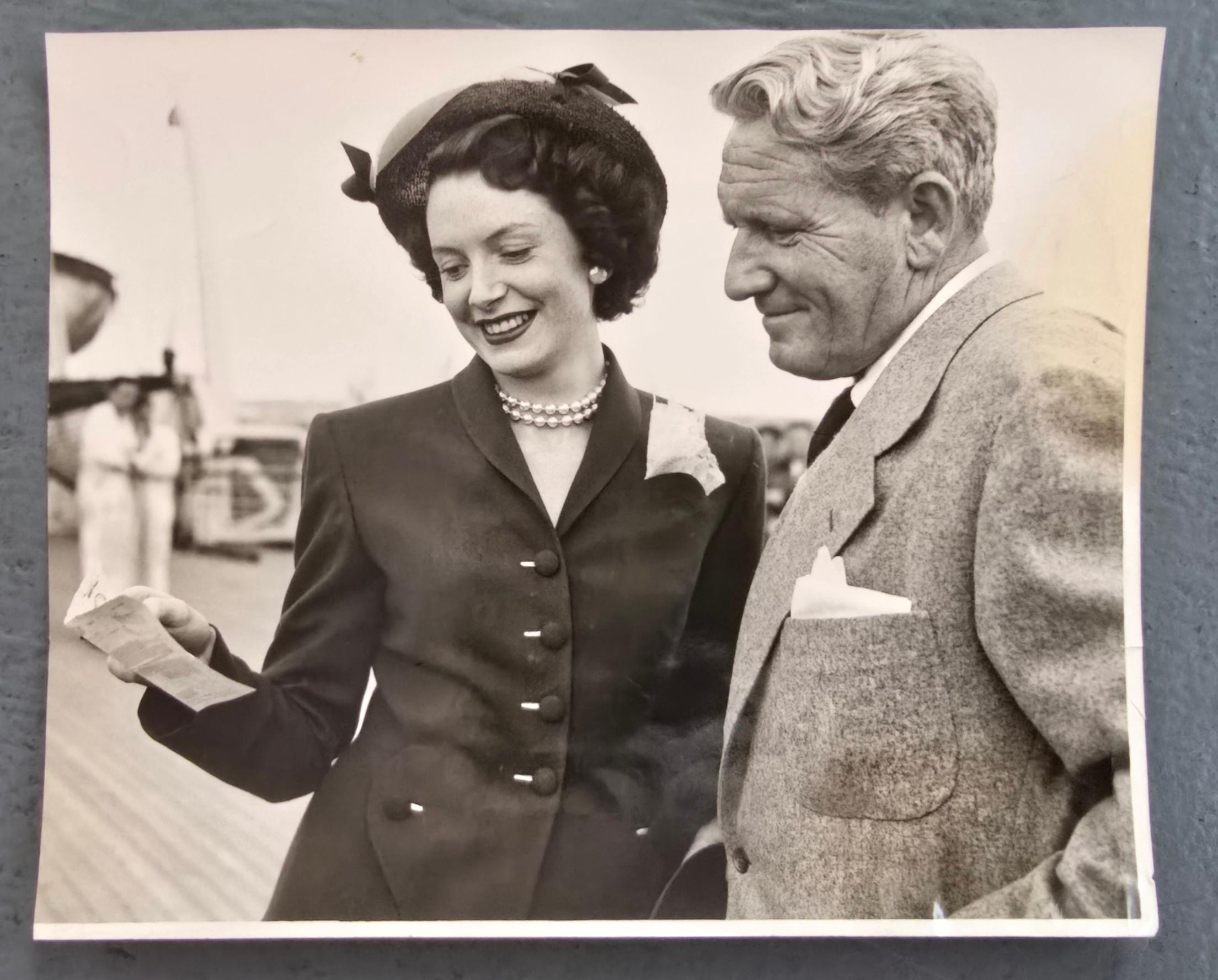 Edward Edward, My Son (mit Deborah Kerr) (20% OFF LIST PRICE) (Beige), Portrait Photograph, von Spencer Tracy