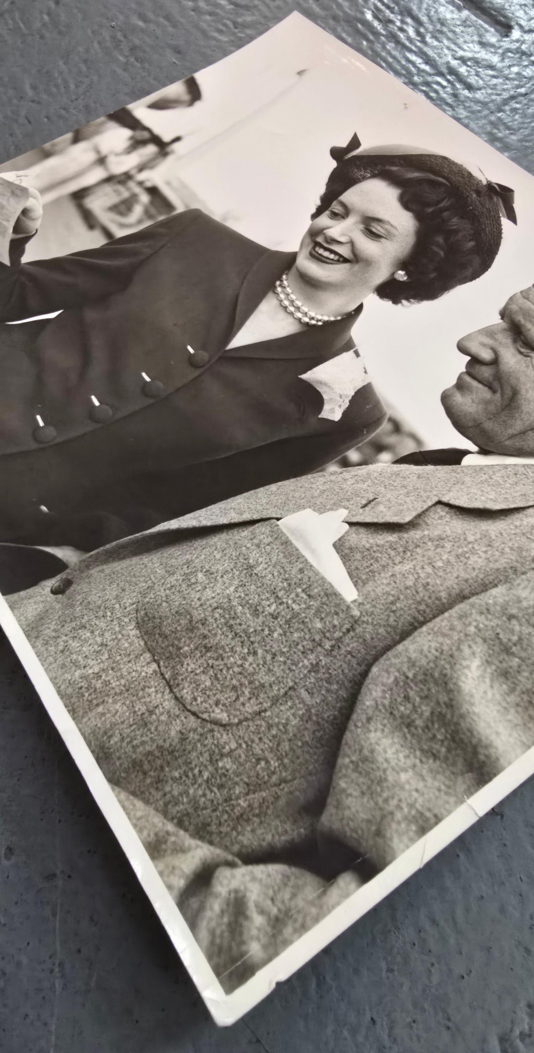Spencer Tracy und Deborah Kerr
Edward, mein Sohn 
Schwarz-Weiß-Fotografie auf Fotopapier
Jahr: 1949
Größe: 6,5 x 8 Zoll (16,51 x 20,32 cm)
Verso gestempelt
Herausgeber: Metro-Goldwyn-Mayer
COA bereitgestellt 

*Zustand: Guter Vintage-Zustand;