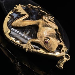 Pendentif « Spenser the Frog » en or jaune avec yeux en rubis sur agate graphique en forme de bâton