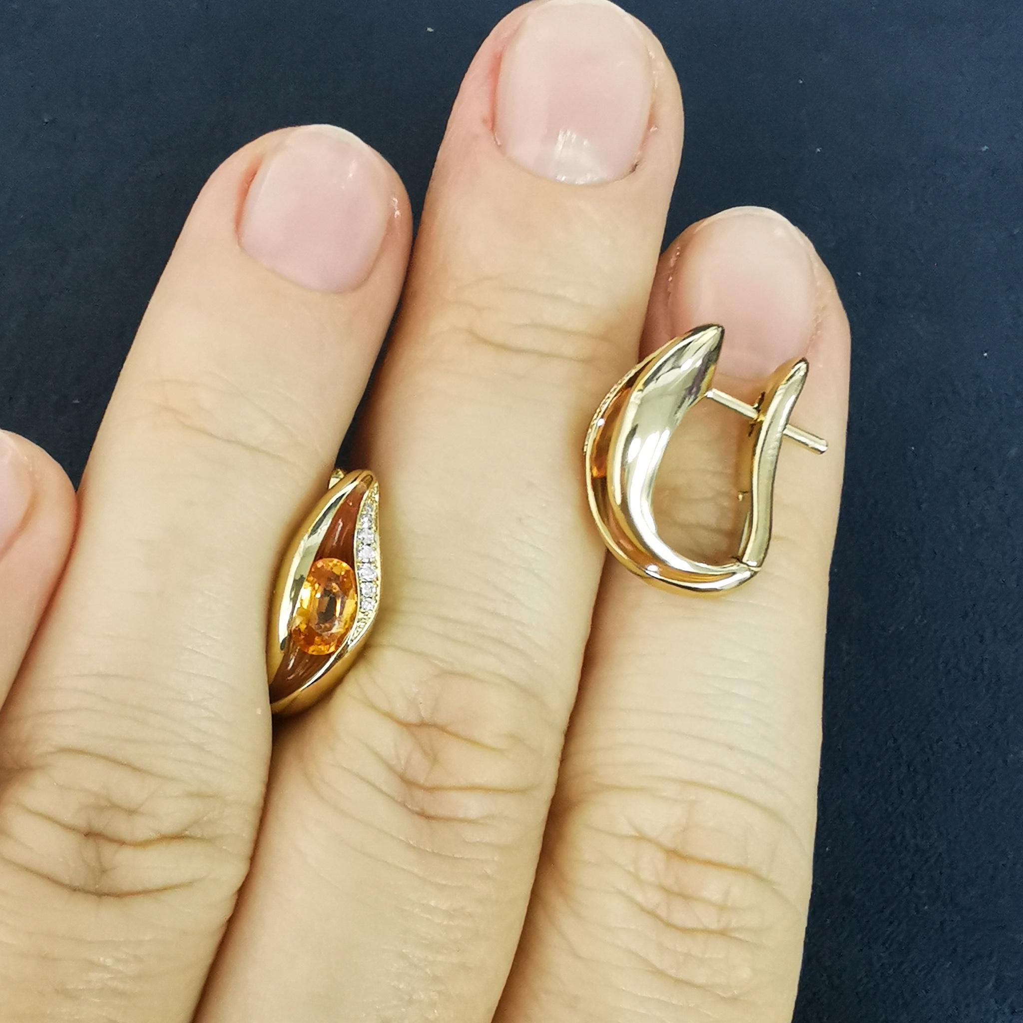 Ohrringe aus 18 Karat Gelbgold mit Spessartin-Diamanten und Emaille in Melt-Farben im Zustand „Neu“ in Bangkok, TH