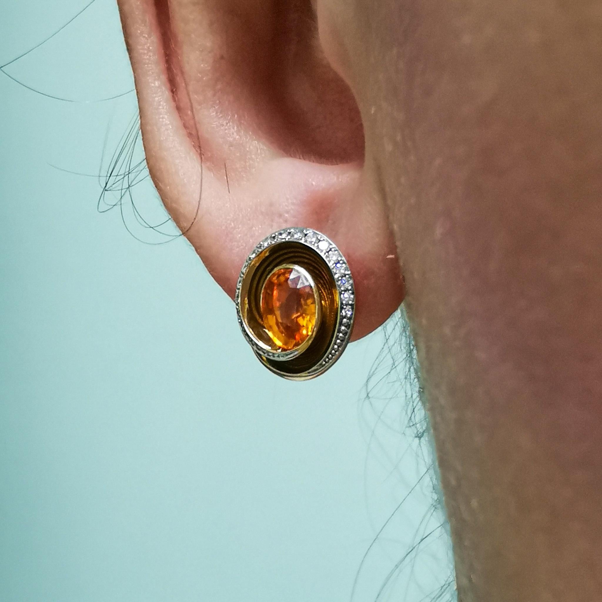 Ohrringe aus 18 Karat Gelbgold mit Spessartin-Diamanten und Emaille in Melt-Farben im Angebot 3