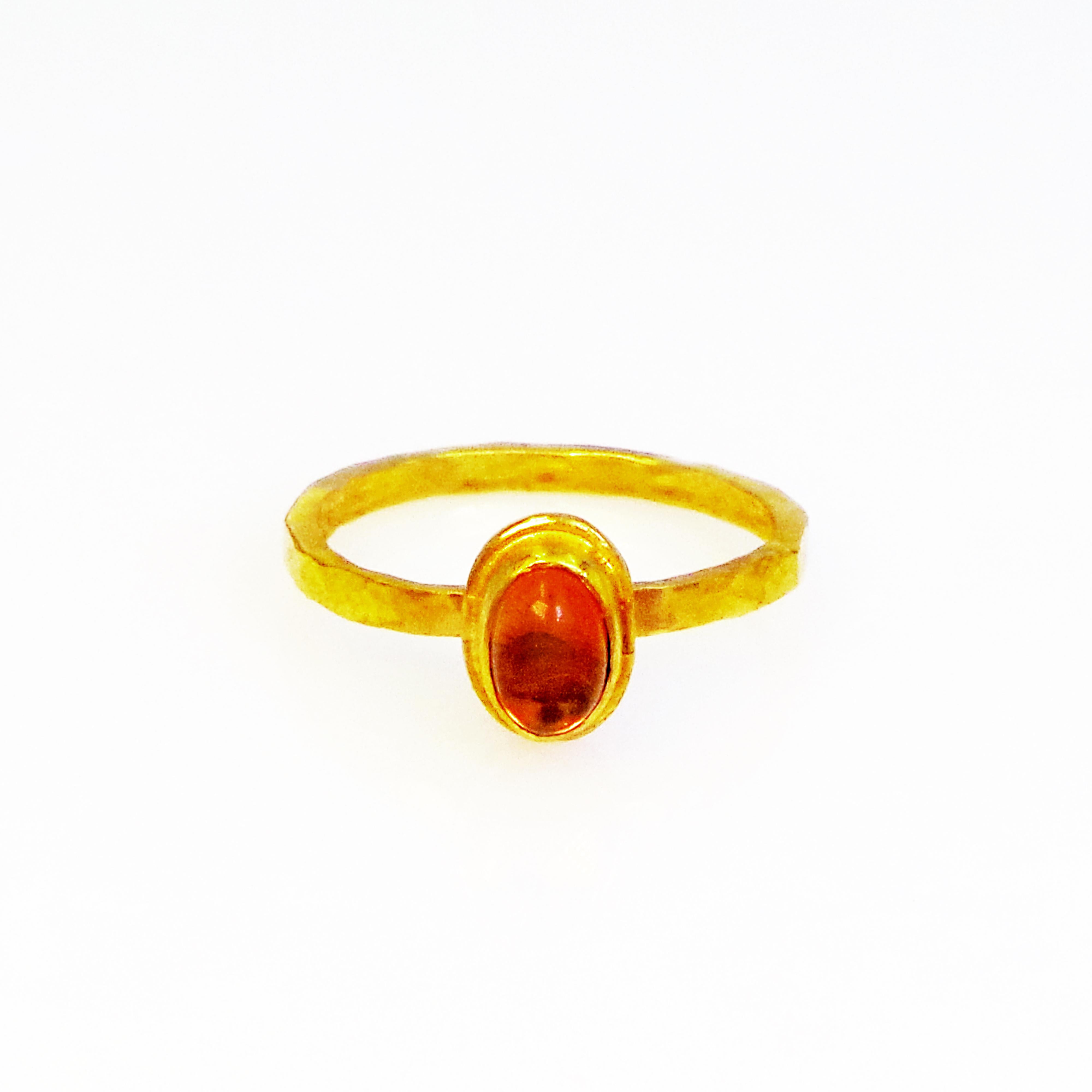 Rötlich-orangefarbene Spessartin-Granat-Cabochons und Ring und Ohrringe aus 22 Karat Gelbgold. Der Ring hat die Größe 7 und ist mit einer rustikalen, gehämmerten Textur versehen. Die Ohrringe sind 1,13 Zoll oder 29 mm lang. Schönes, zierliches und