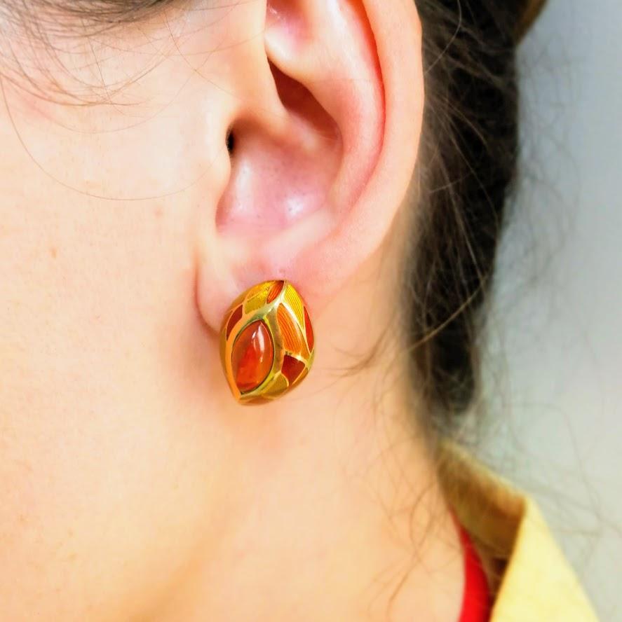 Spessartine Garnet 6.40 Carat, Enamel 18K Yellow Gold Earrings

A riot of yellow and orange colors, warm of citrus tea on a rainy autumn day, a smoldering log in the fireplace of a country house, all of this is our stunning Earrings. Take a look at
