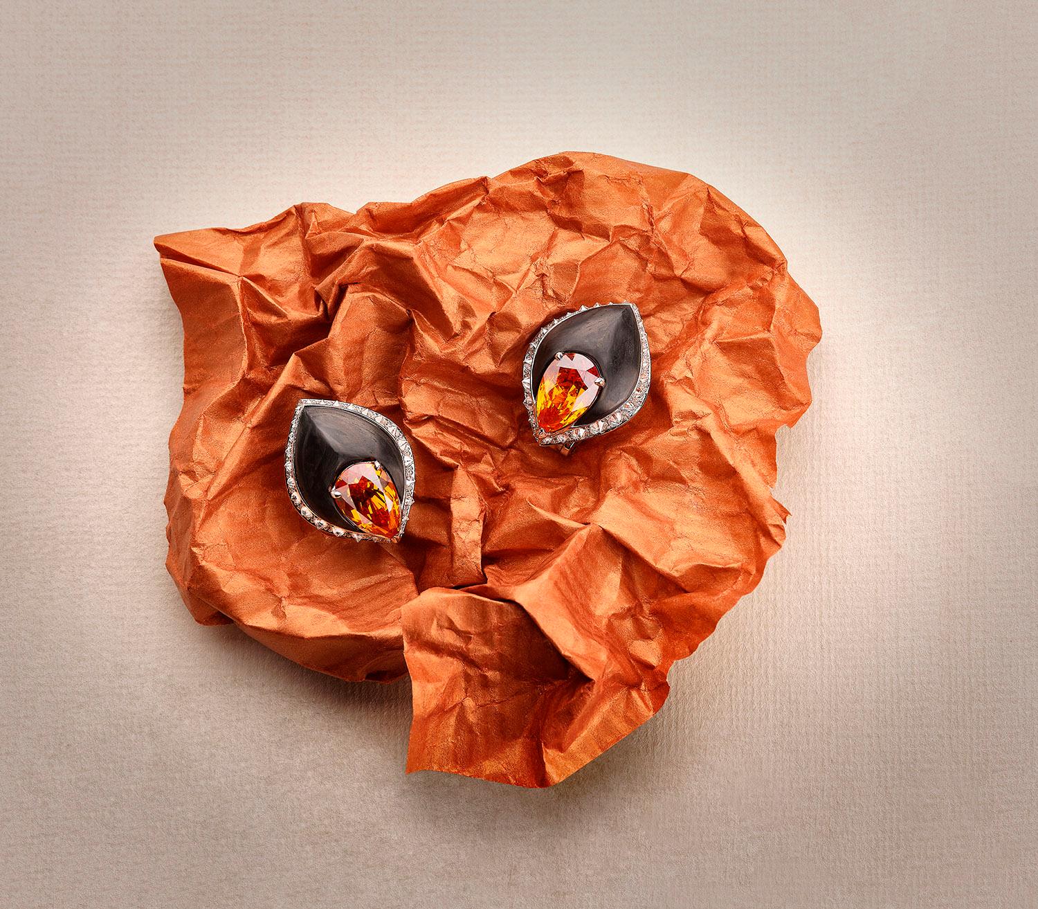 Contemporain Spessartine Garnet Earrings in Carbon Fiber en vente
