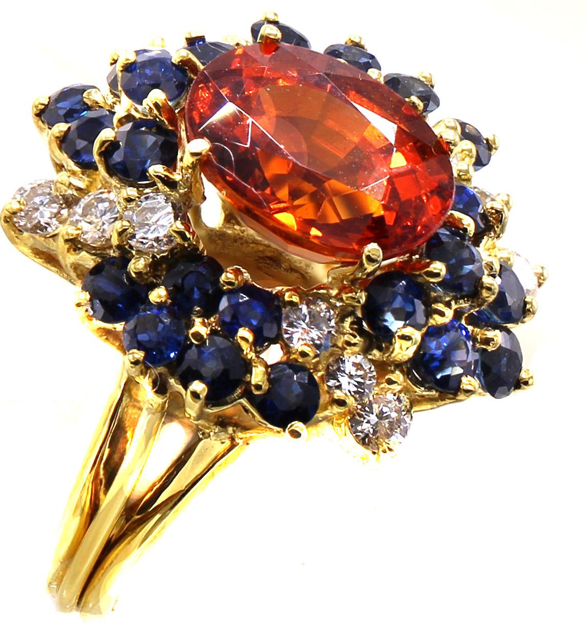 Taille ovale Bague cocktail en or jaune 18 carats avec grenat spessartine, saphir et diamant en vente