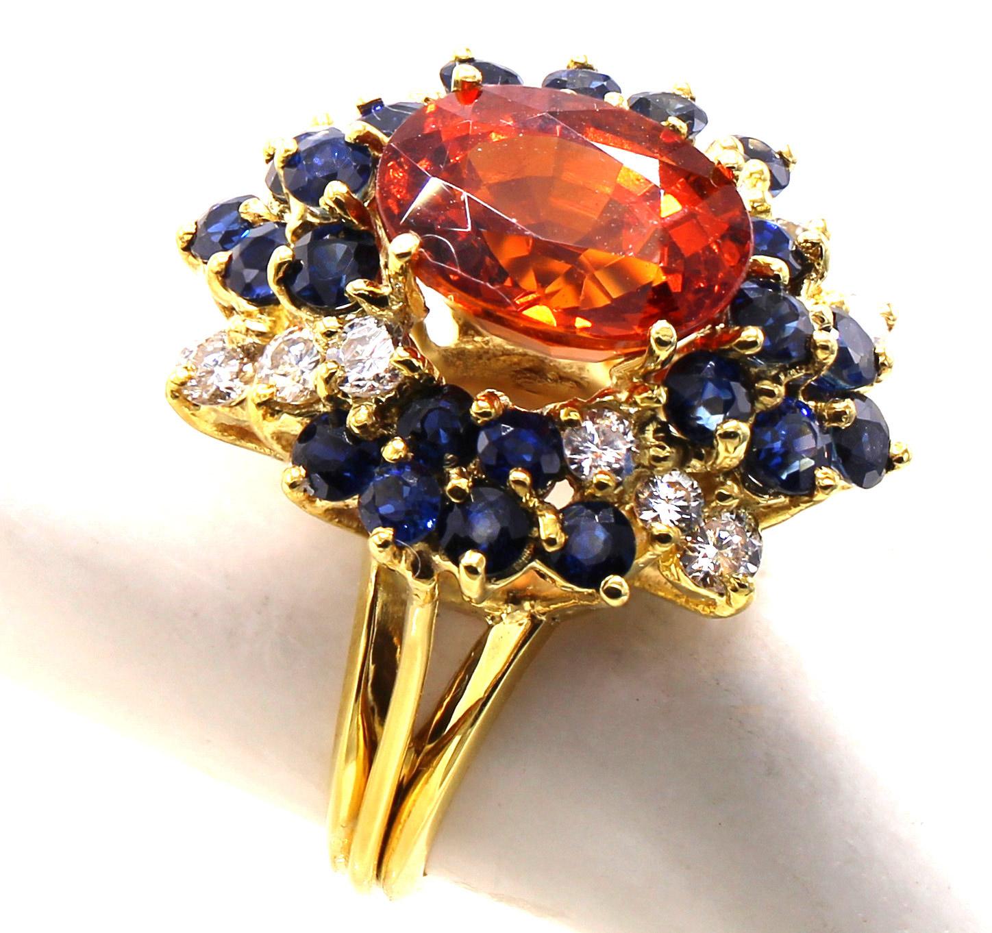 Bague cocktail en or jaune 18 carats avec grenat spessartine, saphir et diamant Excellent état - En vente à New York, NY