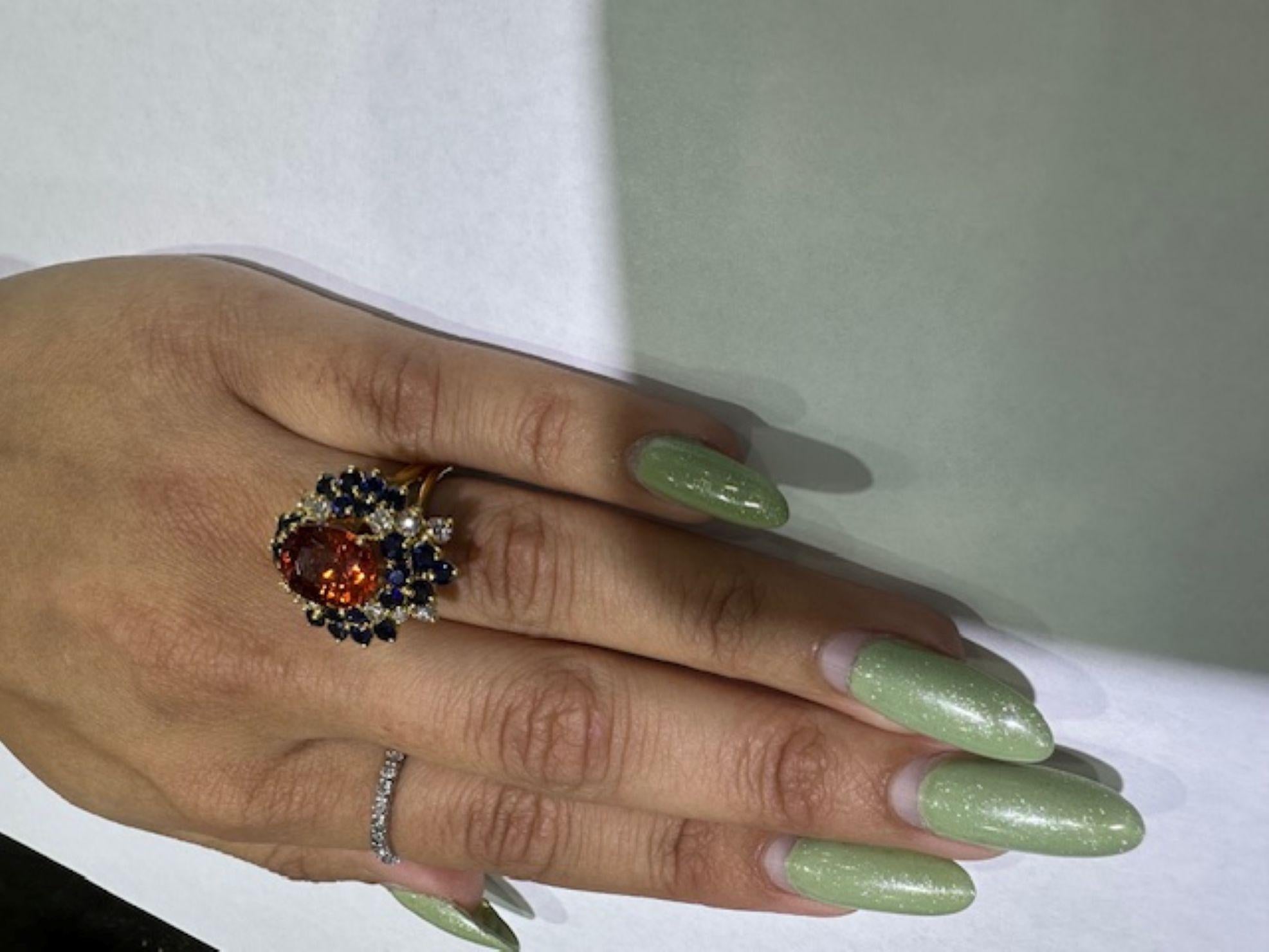 Bague cocktail en or jaune 18 carats avec grenat spessartine, saphir et diamant en vente 1