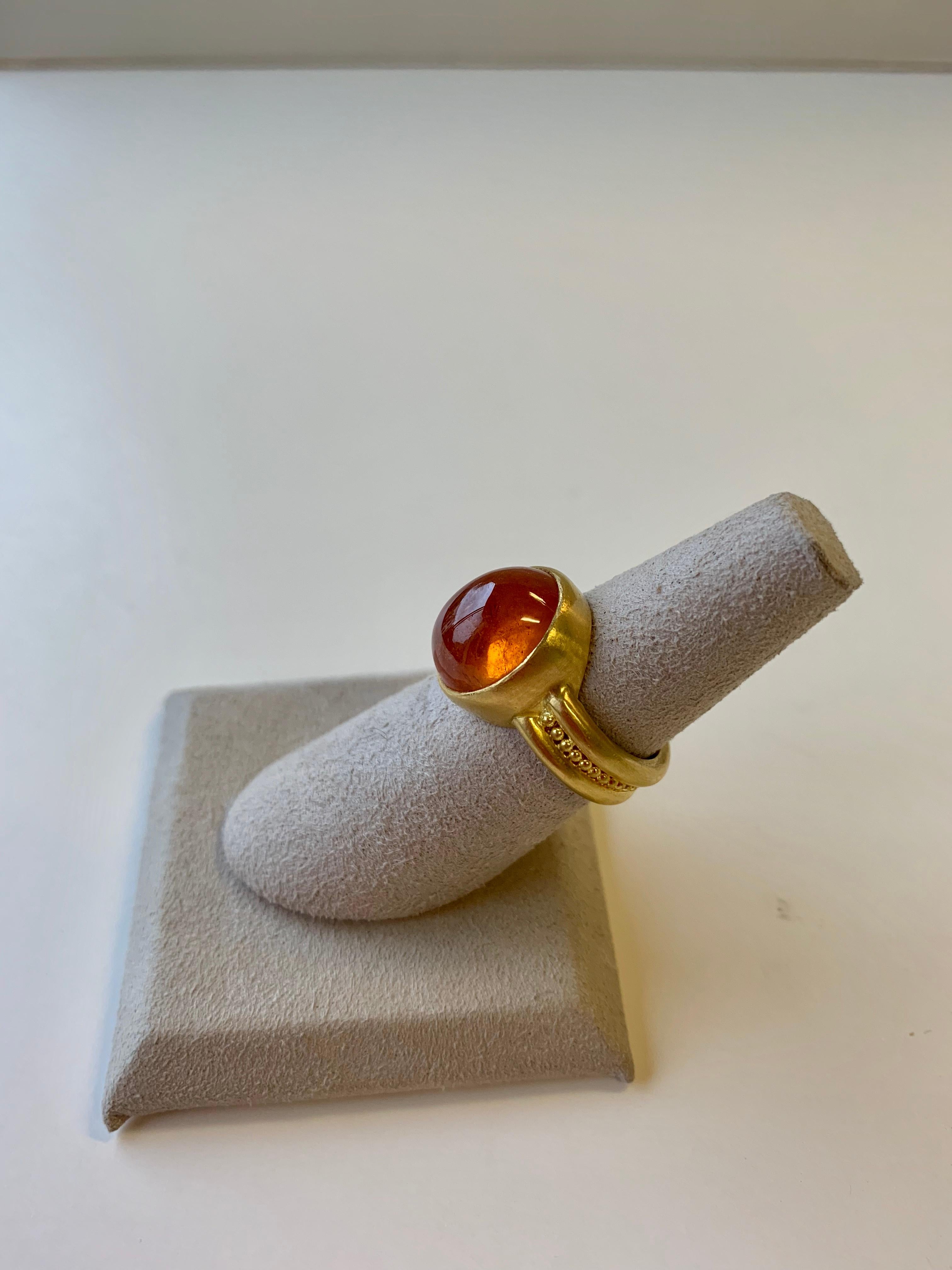 Dieser wunderschöne Spessartit/Mandaringranat-Cabochon-Ring  aus 22 Karat Gold mit Granulierung,  veranschaulicht, wie alte Schmucktechniken auf den heutigen Geschmack übertragen werden.
Mandarin-Granate gehören zu den wertvollsten und seltensten