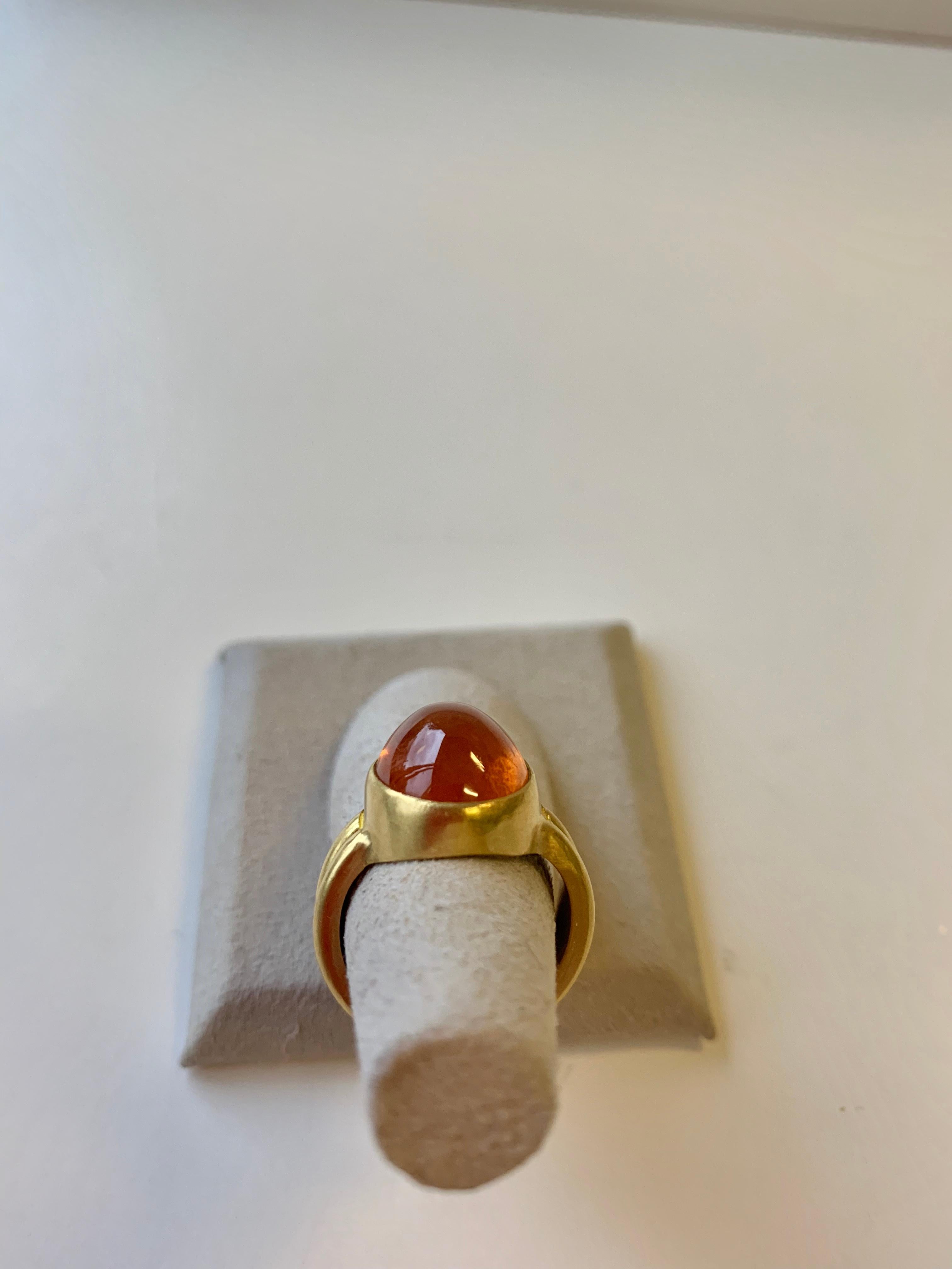  Mandarin-Granat-Cabochon-Ring aus 22 Karat Gold (Künstler*in) im Angebot