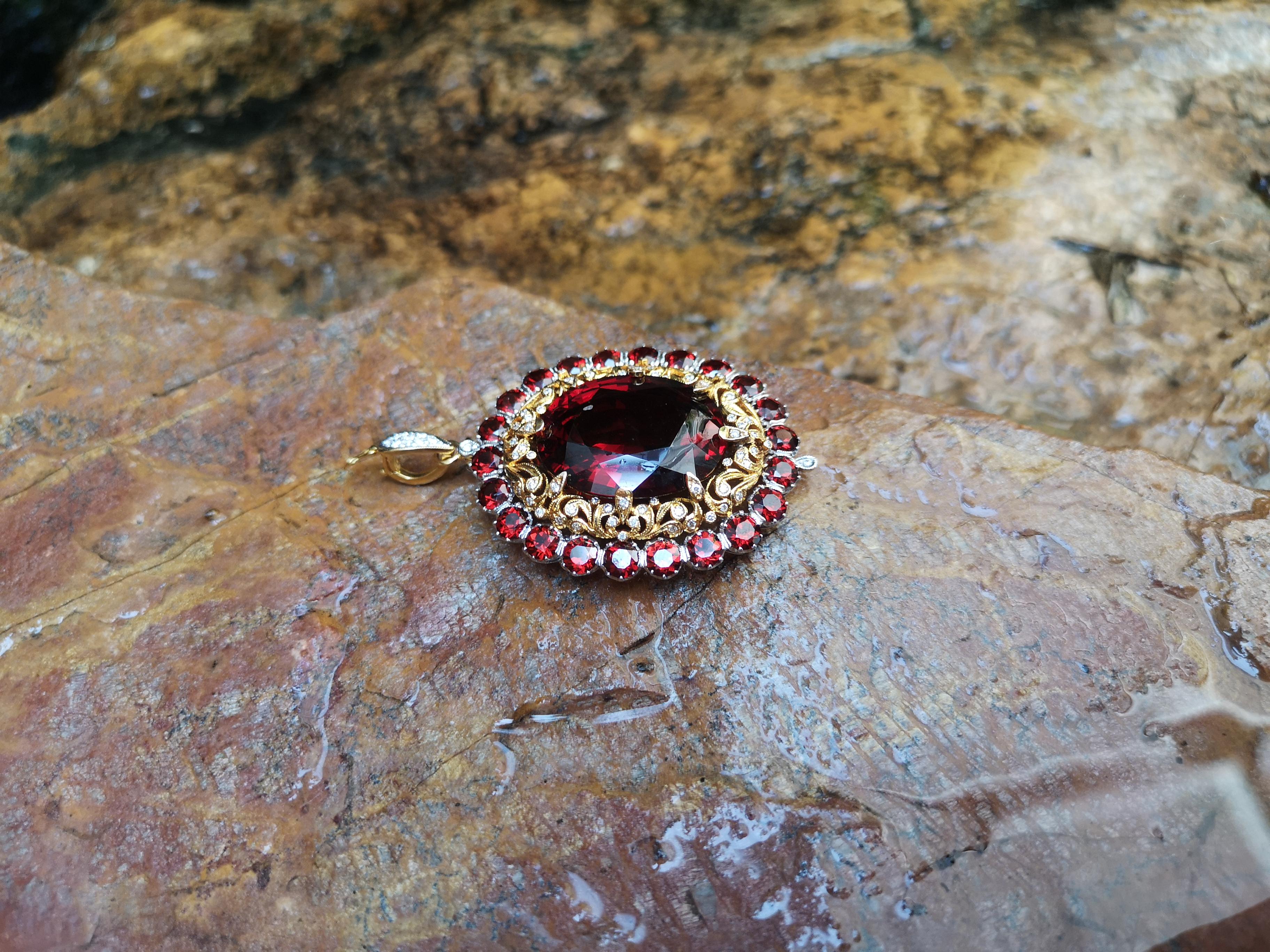 Spessartite Garnet with Diamond Brooch/Pendant in 18 Karat White Gold Settings In New Condition For Sale In Bangkok, TH