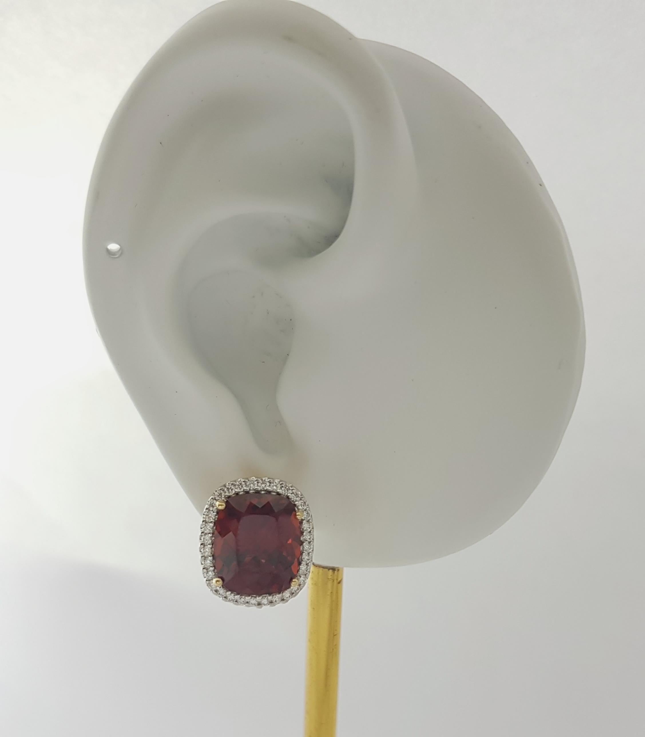 Boucles d'oreilles composées de grenat spessartite 13,15 carats et de diamant 0,42 carat sur monture en or 18 carats

Largeur : 1.3 cm 
Longueur : 1.5 cm
Poids total : 9,40 grammes

