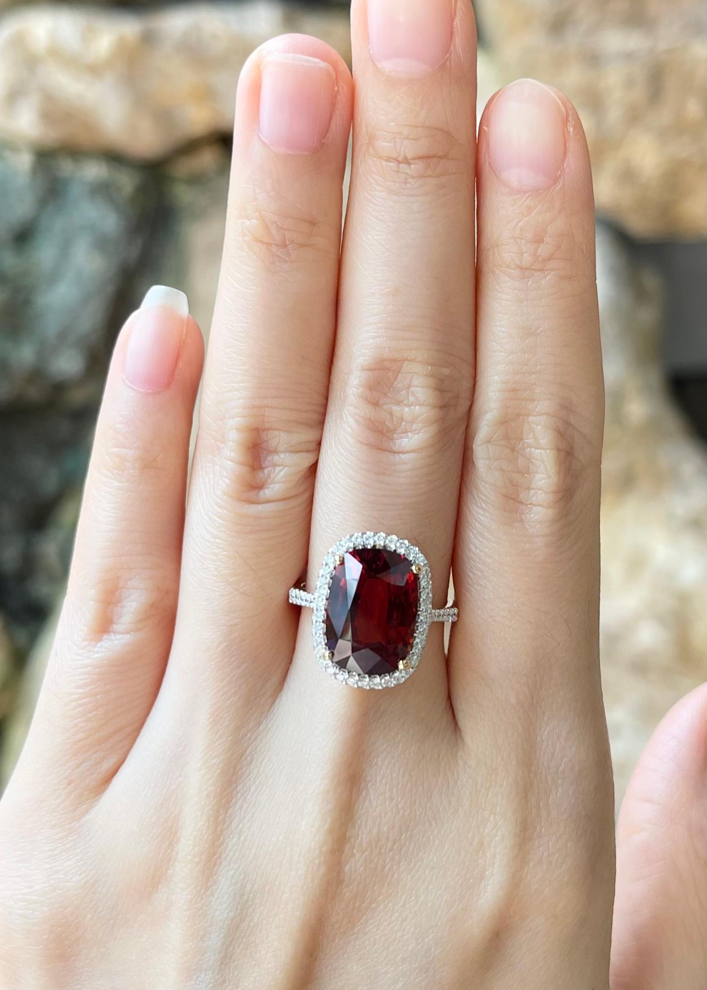 Bague en or 18 carats ornée d'un grenat spessartite de 7,54 carats et d'un diamant de 0,37 carat

Largeur :  1,2 cm 
Longueur : 1.7 cm
Taille de l'anneau : 53
Poids total : 6.78 grammes

