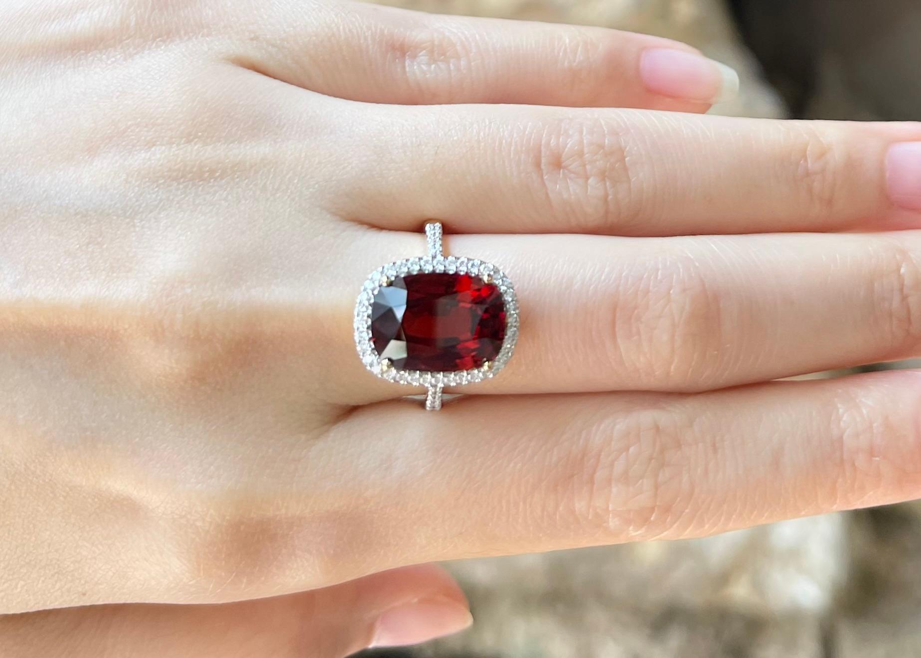 Contemporain Bague en or 18 carats sertie de grenats spessartites et de diamants en vente