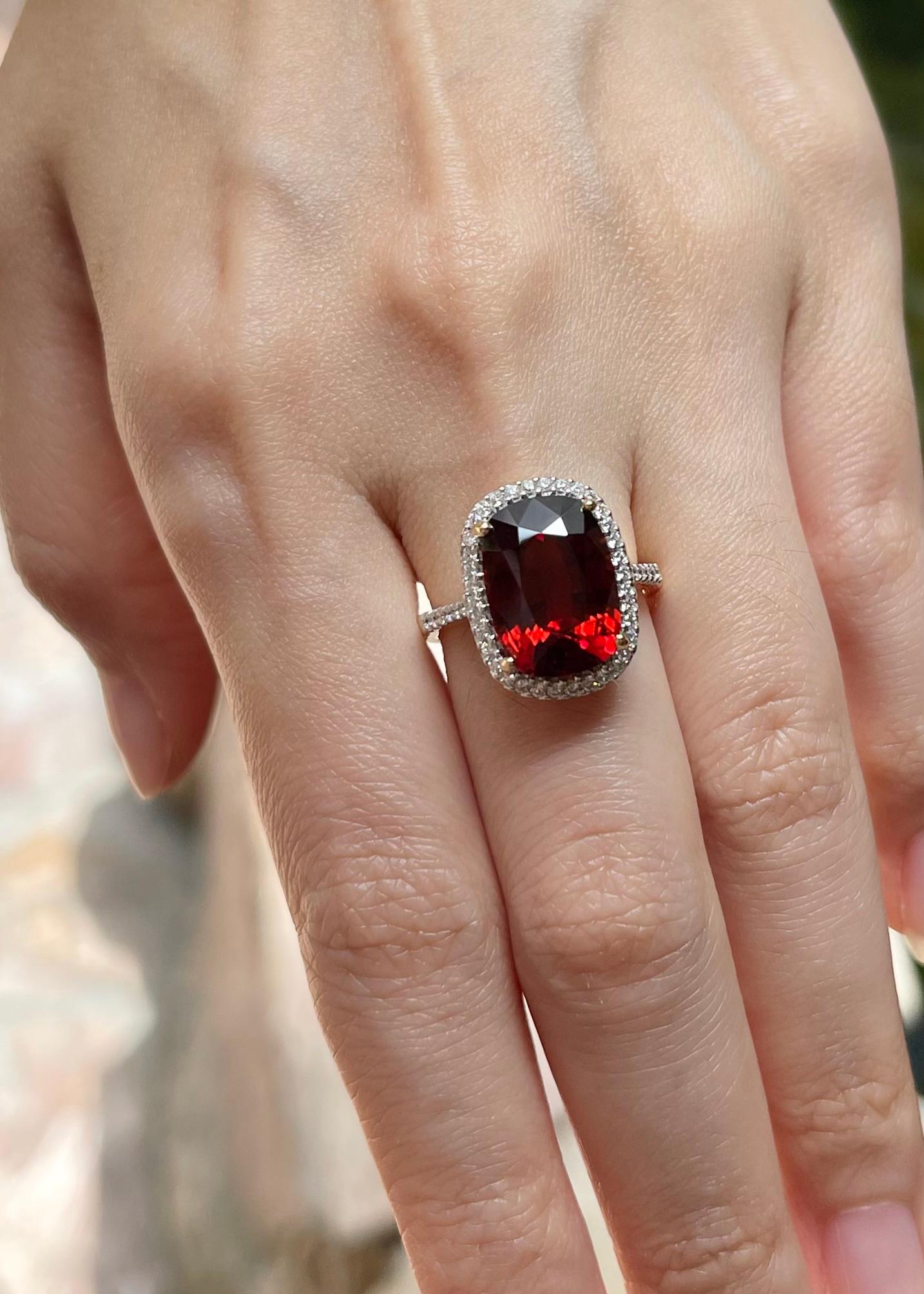 Taille mixte Bague en or 18 carats sertie de grenats spessartites et de diamants en vente