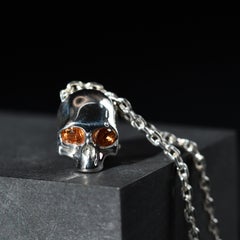 Pendentif petit crâne en argent grenat orange spessartite