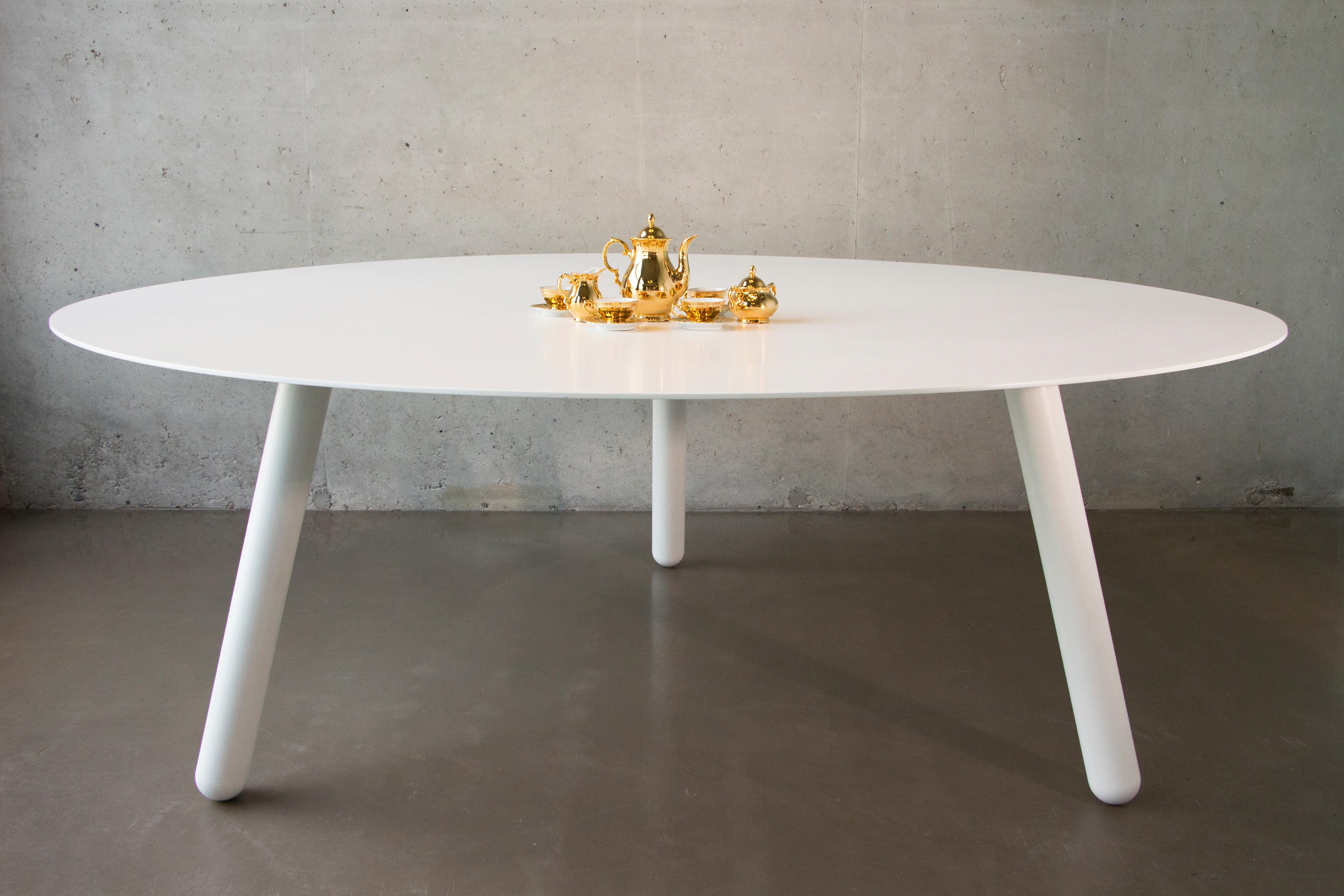 Sphaera table
Design: Jesse Visser
Material: Aluminium
Dimensions: 200 x 200 x 77 cm (L x D x H)

Sphaera is a large, round aluminium table with a diameter of 200 cm. The table surface is 6 mm thick and curved, caused by a spectacular