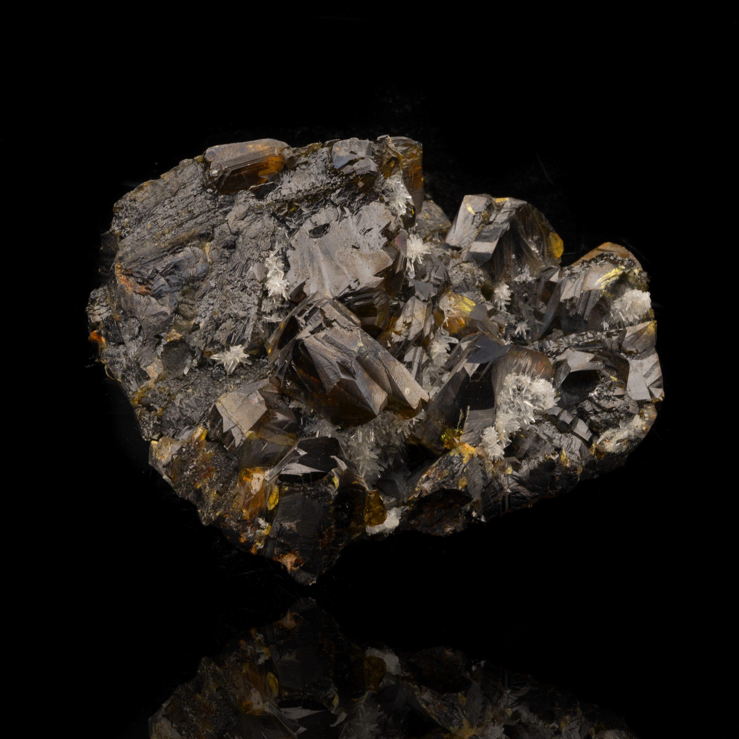 Dieser Sphalerit aus der Troya-Mine in Spanien zeichnet sich durch seine erstaunliche Farbe und seinen Edelsteincharakter aus. Sphalerit ist ein Sulfidmineral und das Haupterz von Zink. Dieses riesige Exemplar zeichnet sich durch einen unglaublichen