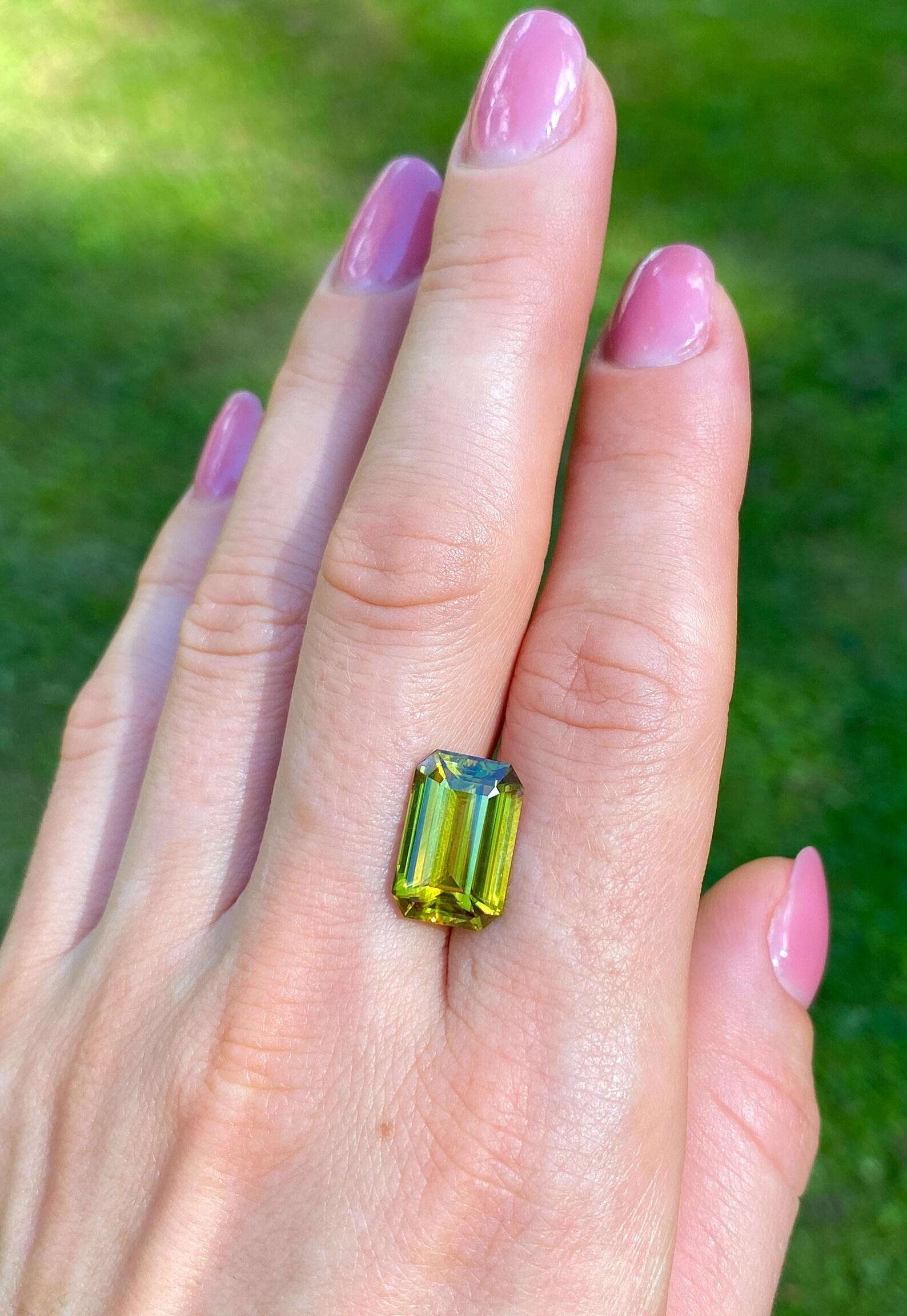 Sphene 8.39Ct natürlicher loser Edelstein, Octagon-Schliff, Madagaskar, GFCO zertifiziert für Damen oder Herren im Angebot