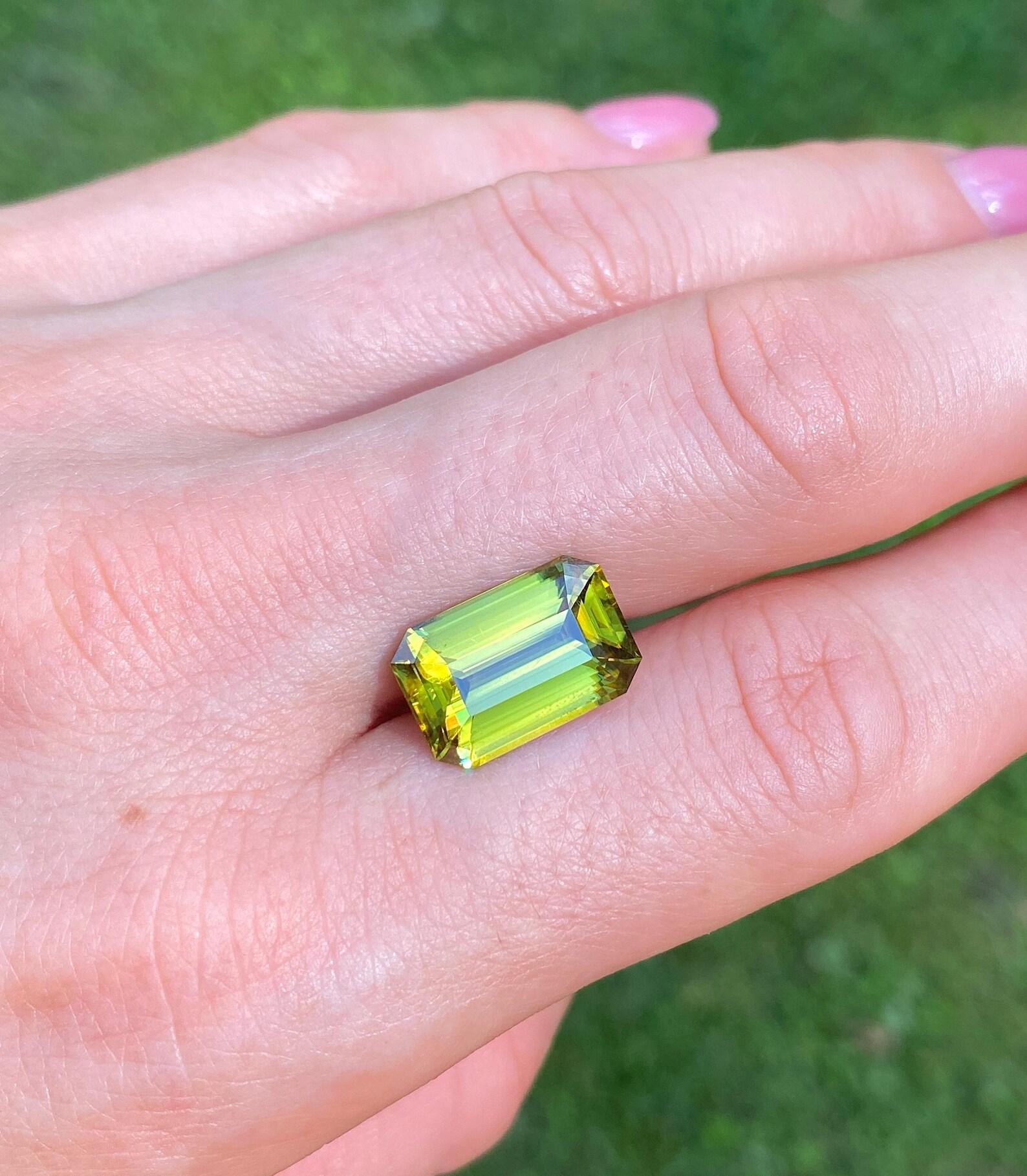 Sphene 8.39Ct natürlicher loser Edelstein, Octagon-Schliff, Madagaskar, GFCO zertifiziert im Angebot 1