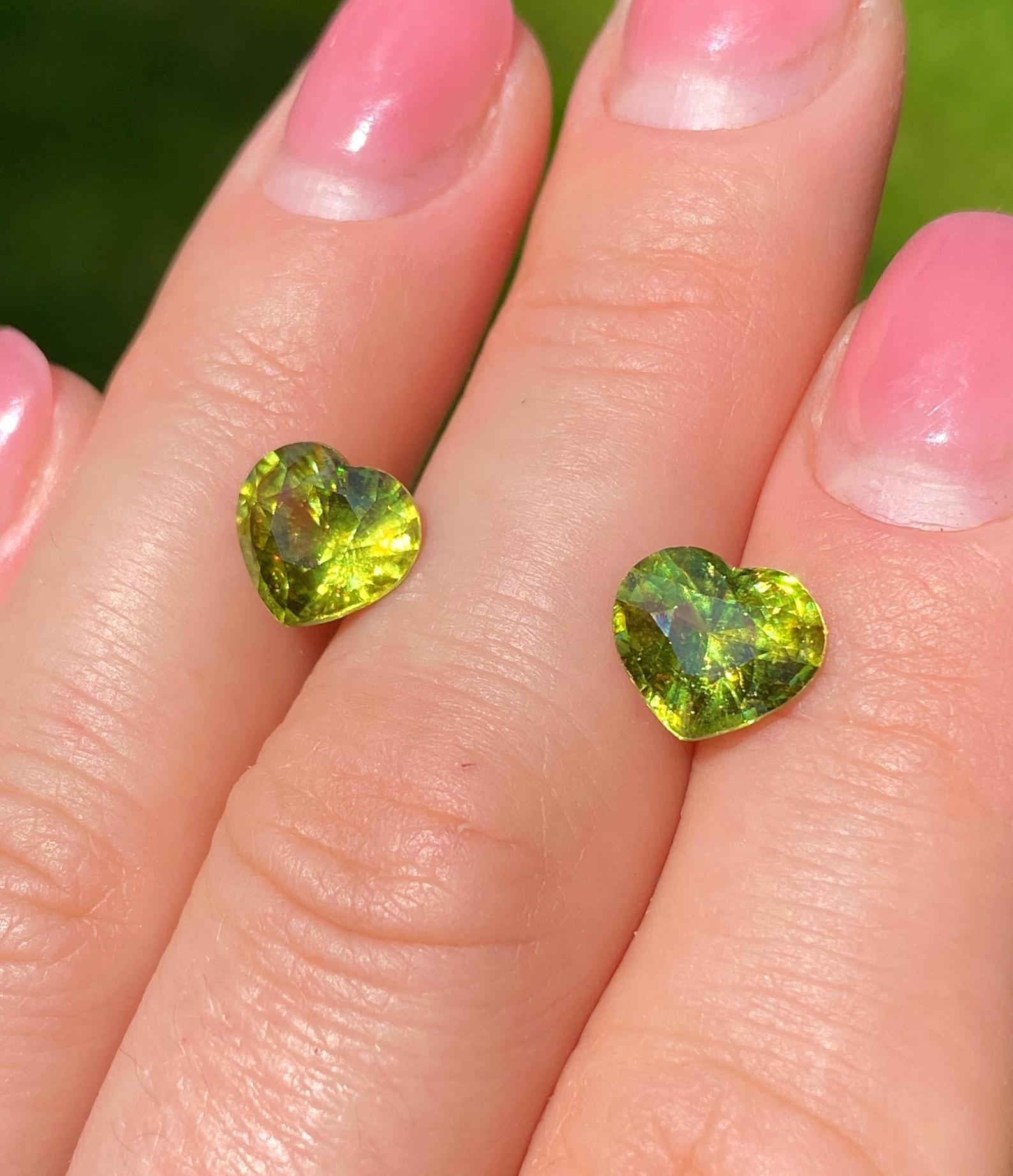 Paire de pierres précieuses Sphène 2.76 & 2.65Ct

Certifié par le laboratoire GFCO
Couleur de la pierre : Vert vif
Type de pierre précieuse : Sphène
Taille des pierres : 8.41x9.30x5.38mm/ 8.21x9.26x5.27mm
Qualité de la coupe : Très bonne
Forme de la