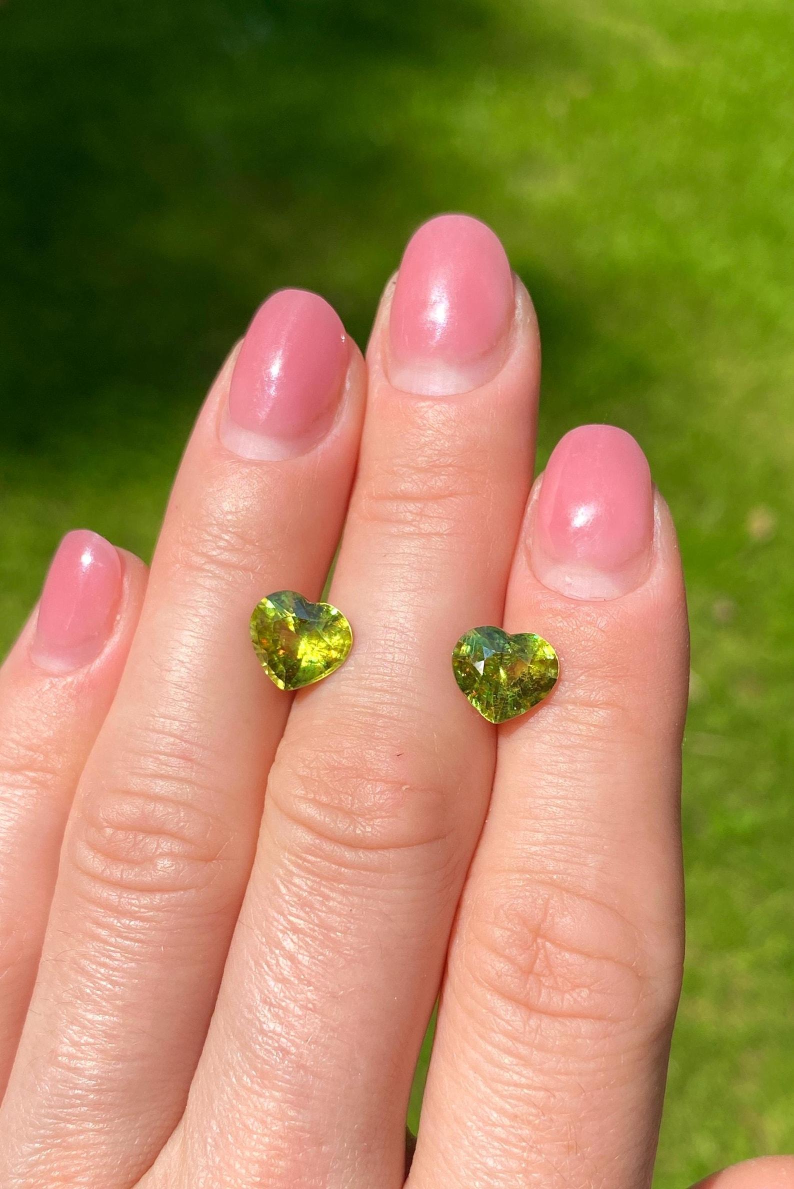 Paire de pierres précieuses naturelles Sphène 2.76Ct & 2.65Ct, Coeur, Madagascar, Certificat Neuf - En vente à Daugavpils, LV