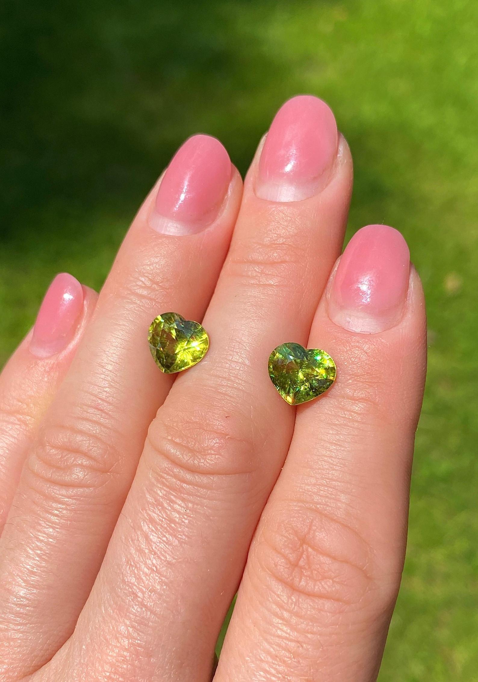 Paire de pierres précieuses naturelles Sphène 2.76Ct & 2.65Ct, Coeur, Madagascar, Certificat Unisexe en vente