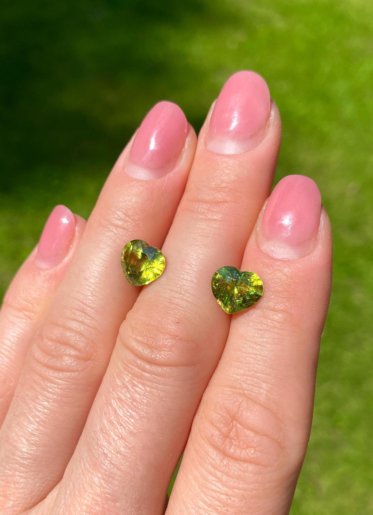 Paire de pierres précieuses naturelles Sphène 2.76Ct & 2.65Ct, Coeur, Madagascar, Certificat en vente 1