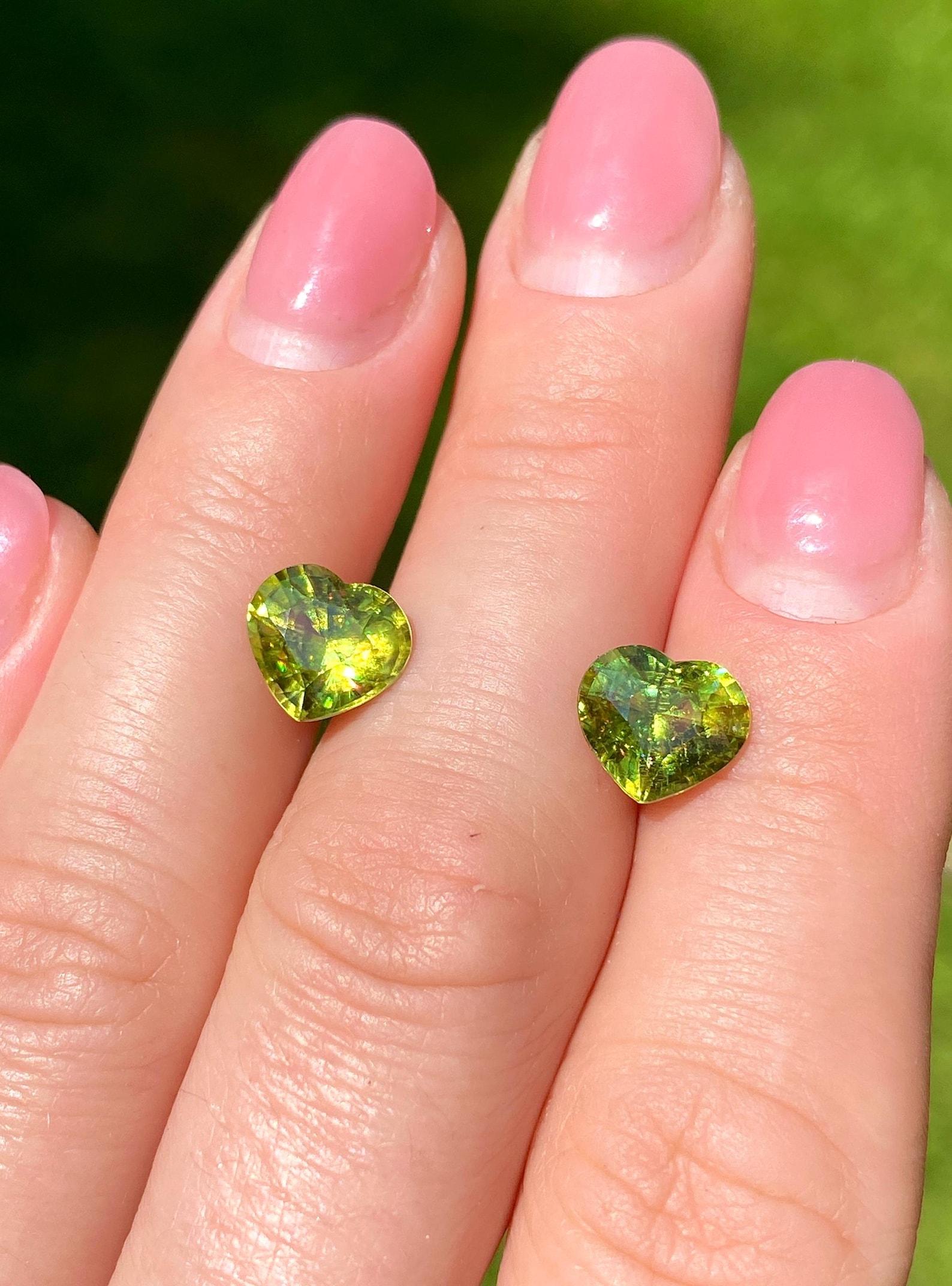 Paire de pierres précieuses naturelles Sphène 2.76Ct & 2.65Ct, Coeur, Madagascar, Certificat en vente 2