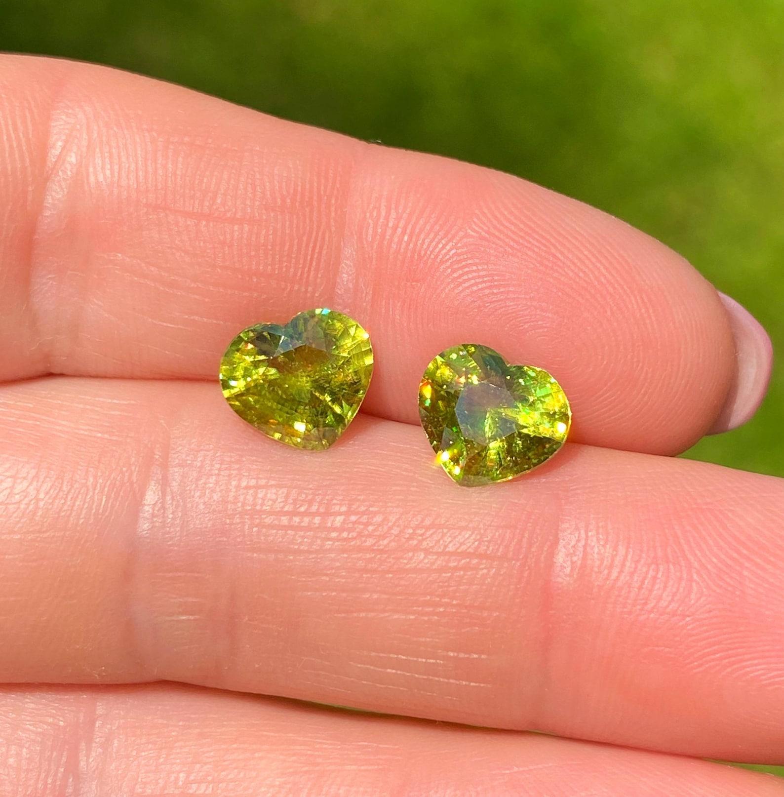 Paire de pierres précieuses naturelles Sphène 2.76Ct & 2.65Ct, Coeur, Madagascar, Certificat en vente 3