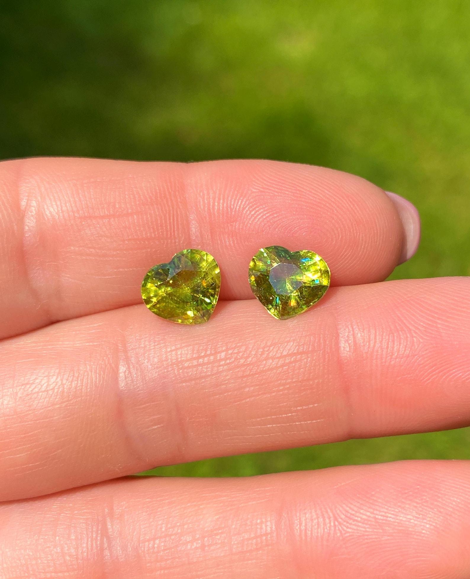 Paire de pierres précieuses naturelles Sphène 2.76Ct & 2.65Ct, Coeur, Madagascar, Certificat en vente 4